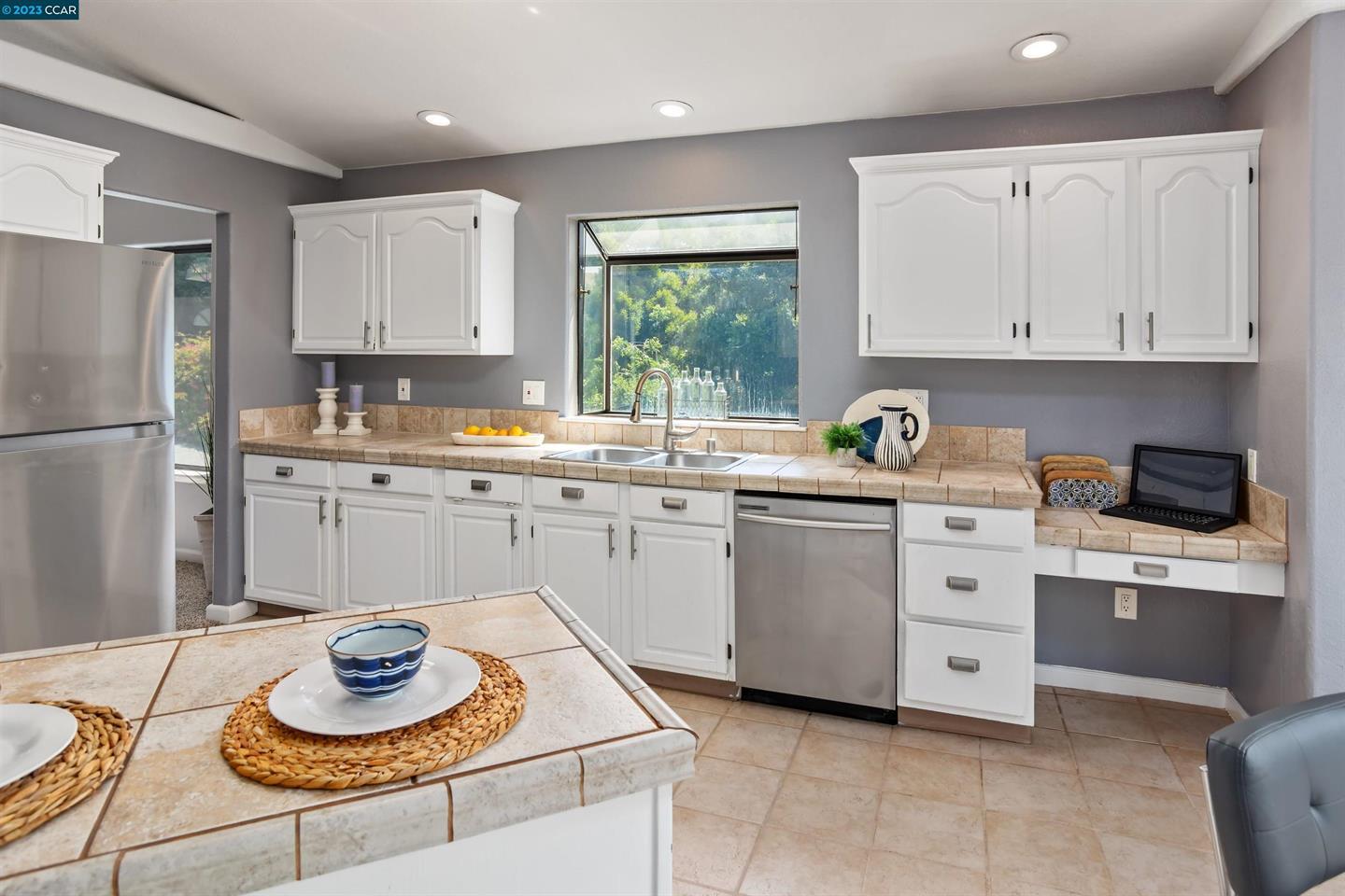 Detail Gallery Image 9 of 38 For 619 Edwards St, Crockett,  CA 94525 - 6 Beds | 3 Baths