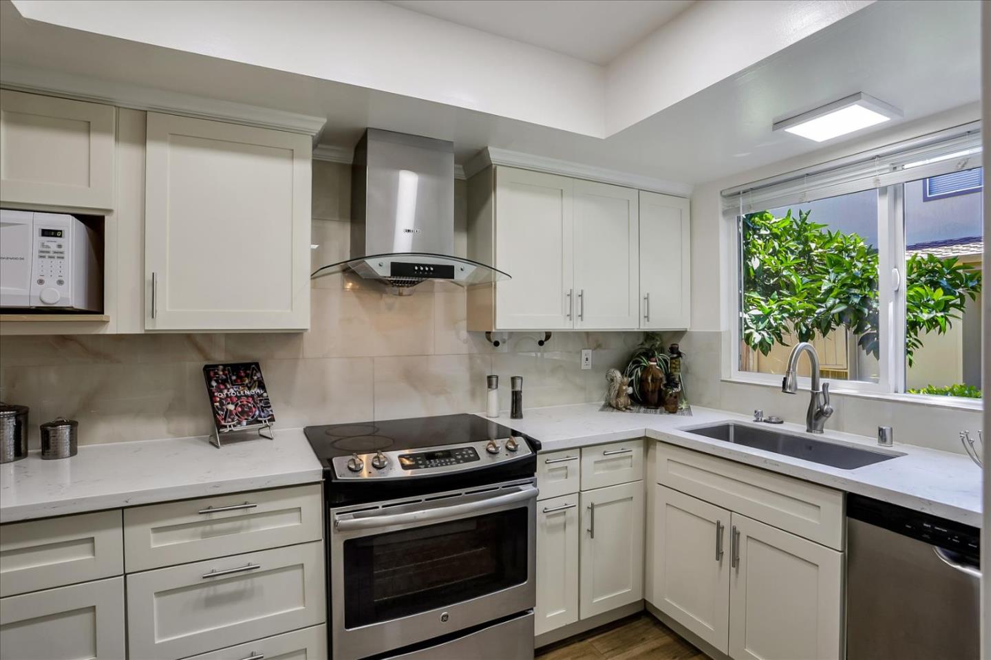 Detail Gallery Image 6 of 36 For 1361 Highland Ct, Milpitas,  CA 95035 - 2 Beds | 1/1 Baths