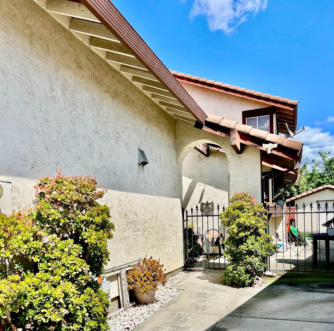 Detail Gallery Image 4 of 21 For 2071 Sunset View Pl, San Jose,  CA 95116 - 4 Beds | 2/1 Baths