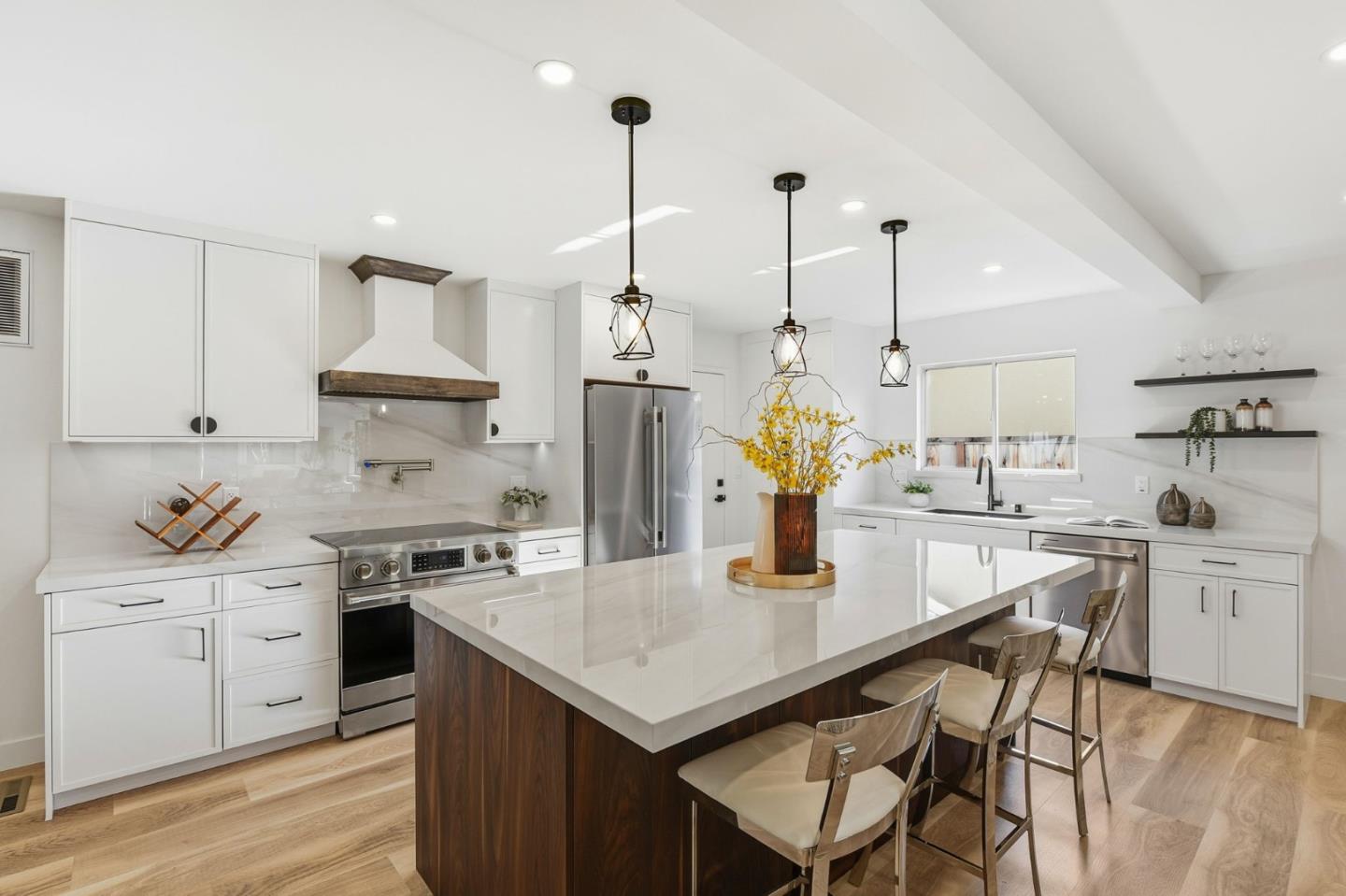 Detail Gallery Image 3 of 30 For 1765 Linnet Ln, Sunnyvale,  CA 94087 - 4 Beds | 2 Baths