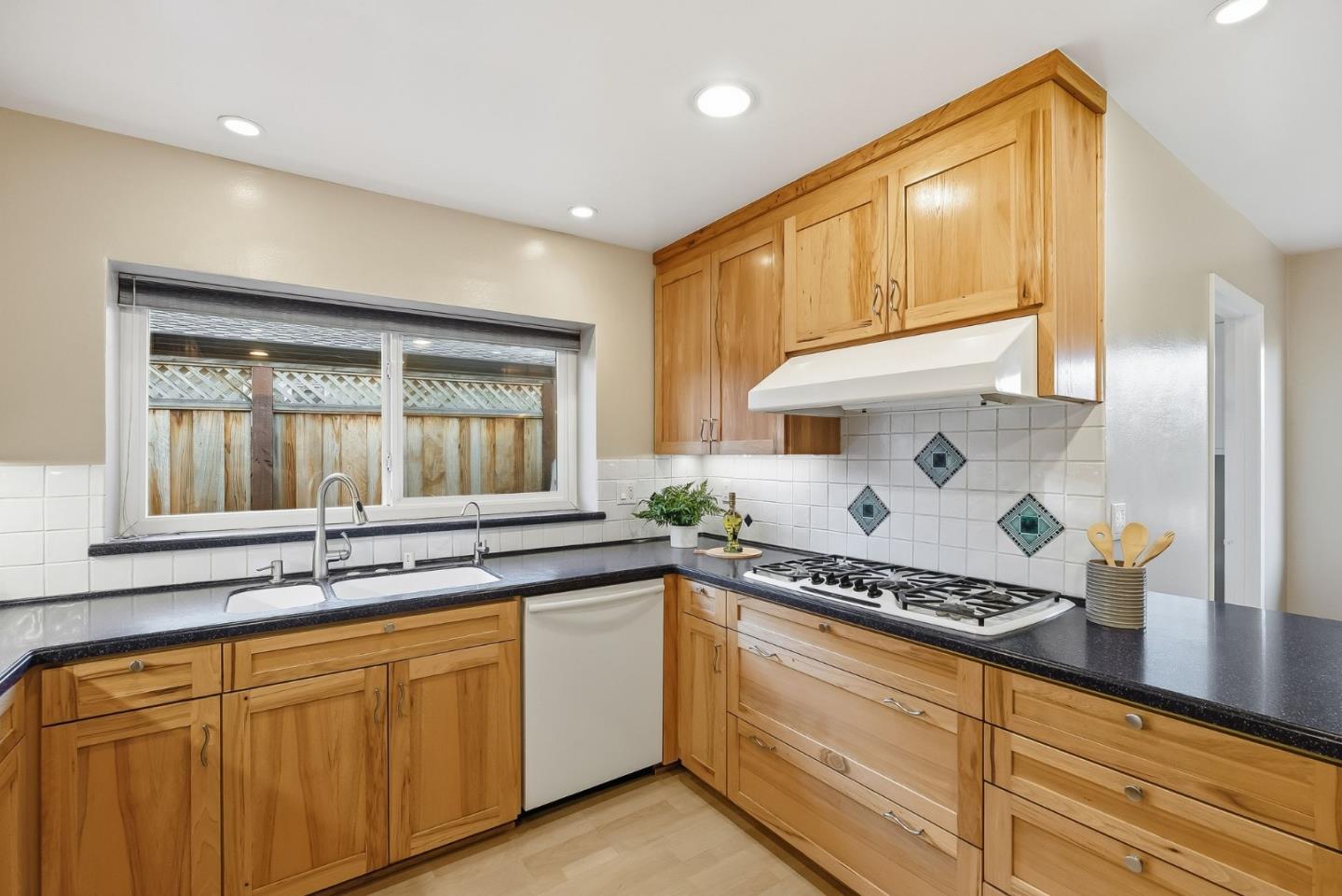 Detail Gallery Image 12 of 52 For 1521 Estelle Ave, San Jose,  CA 95118 - 3 Beds | 2/1 Baths