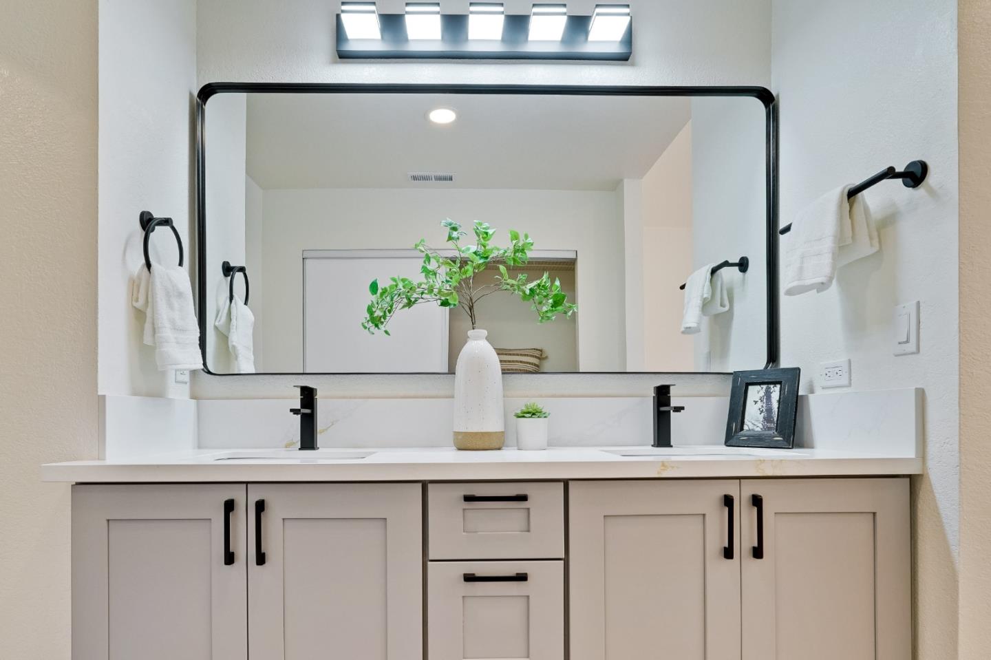 Detail Gallery Image 28 of 56 For 1979 Linden Ln, Milpitas,  CA 95035 - 4 Beds | 2/1 Baths