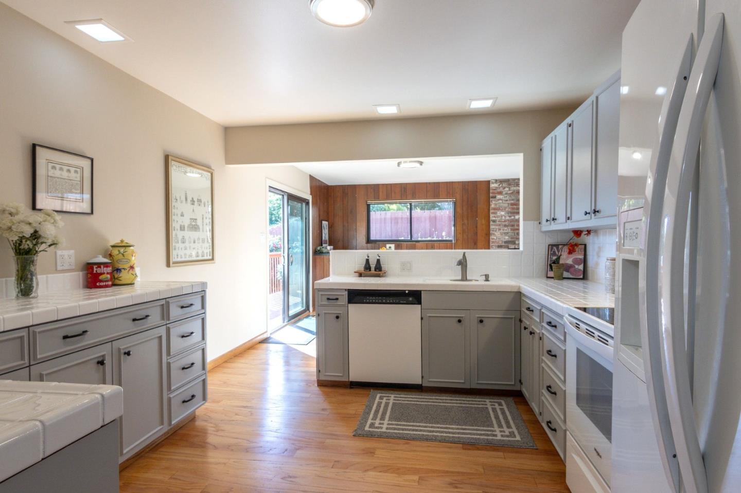 Detail Gallery Image 14 of 46 For 305 Newman Dr, South San Francisco,  CA 94080 - 3 Beds | 2/1 Baths