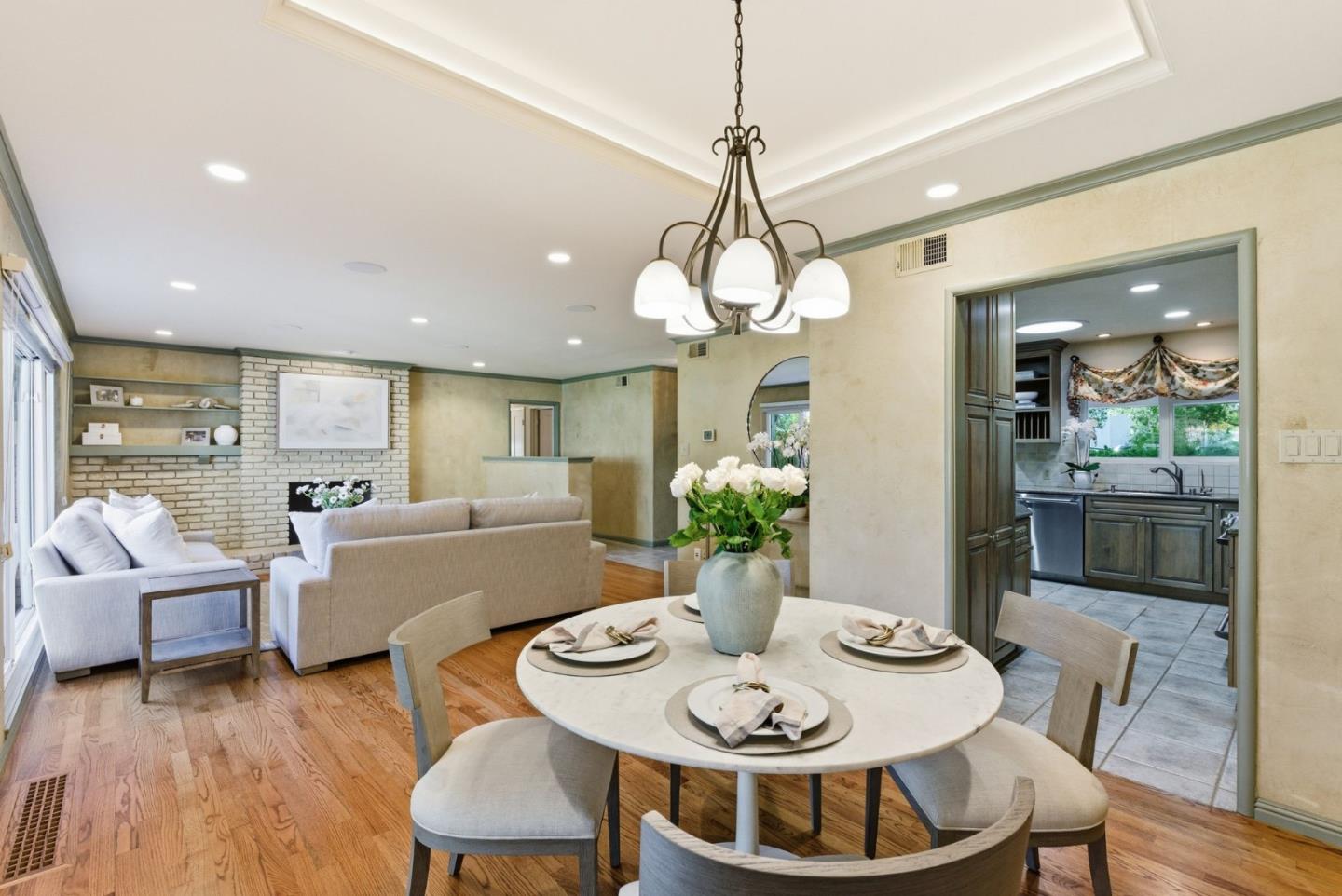 Detail Gallery Image 15 of 46 For 185 Beverly Ln, Los Altos,  CA 94022 - 3 Beds | 2/1 Baths