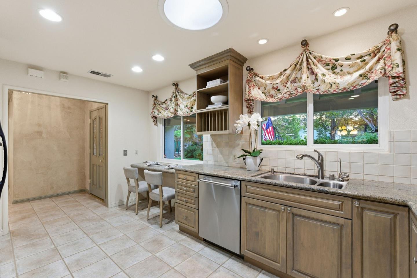 Detail Gallery Image 17 of 46 For 185 Beverly Ln, Los Altos,  CA 94022 - 3 Beds | 2/1 Baths