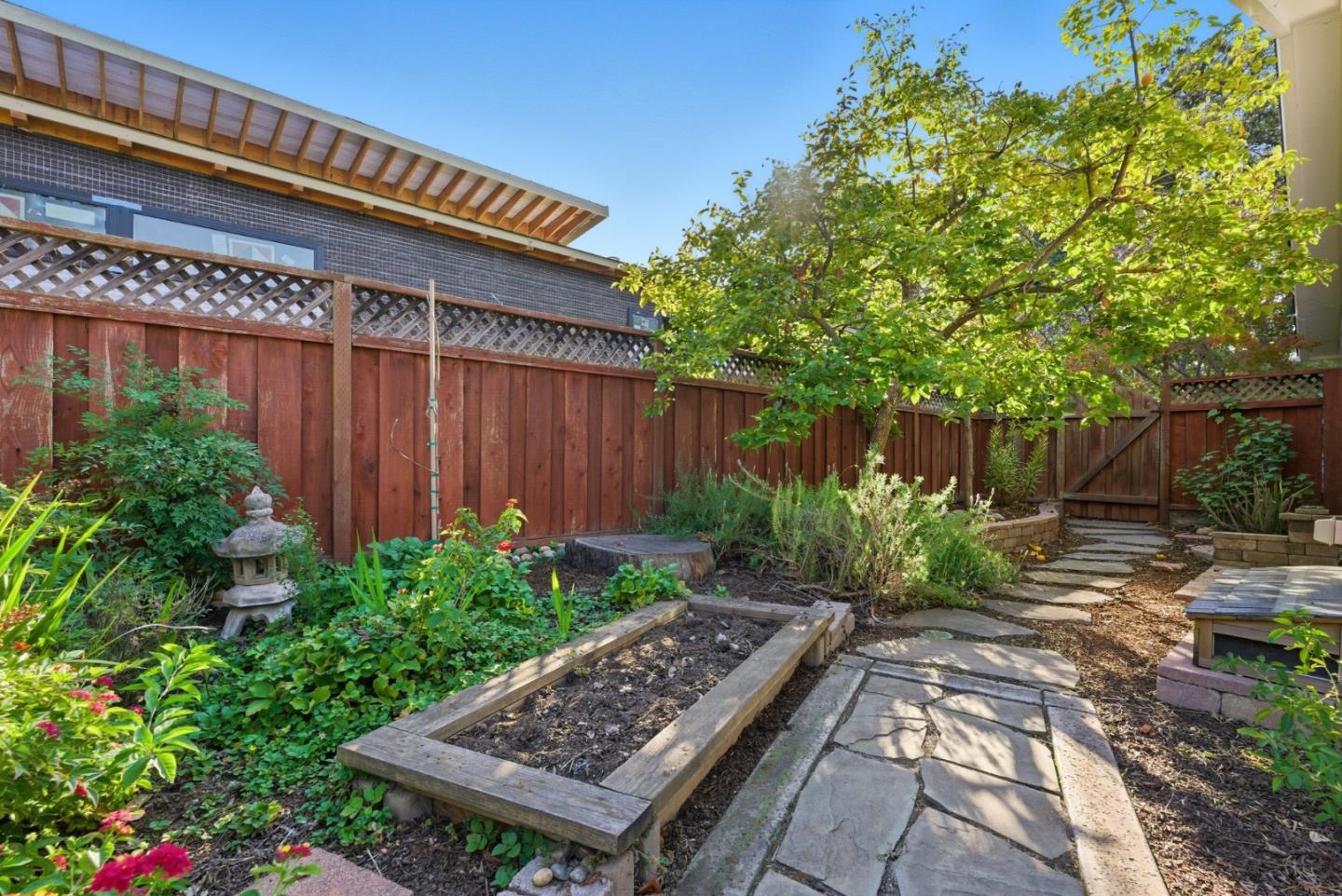 Detail Gallery Image 40 of 46 For 185 Beverly Ln, Los Altos,  CA 94022 - 3 Beds | 2/1 Baths