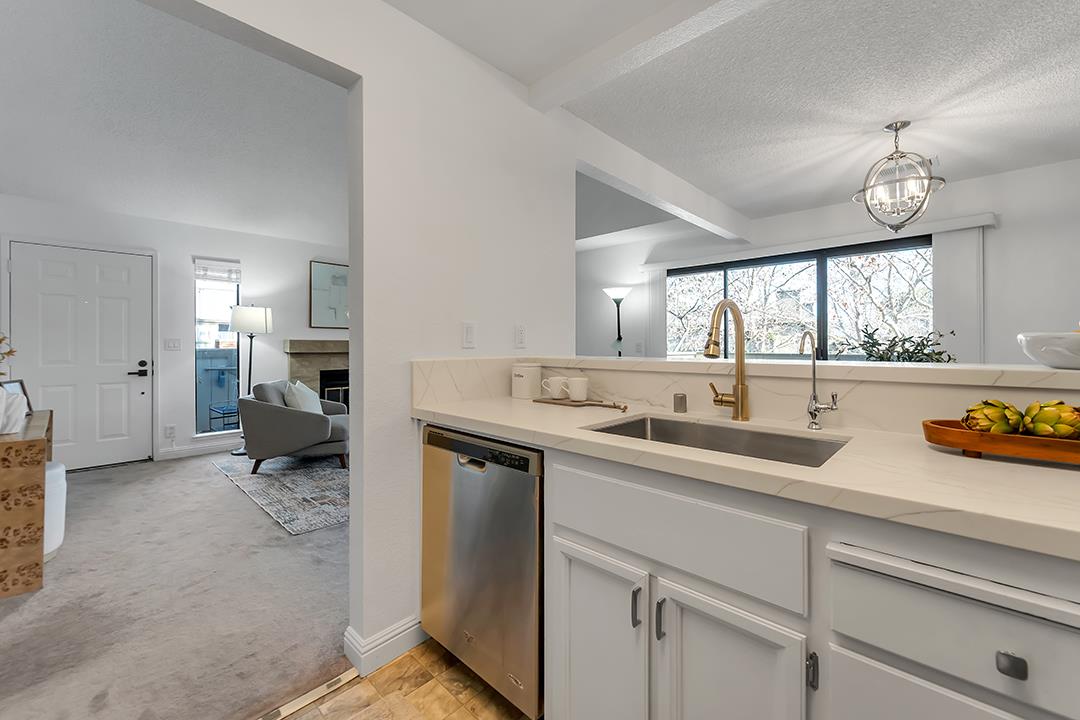 Detail Gallery Image 4 of 17 For 1913 La Terrace Cir, San Jose,  CA 95123 - 2 Beds | 2 Baths