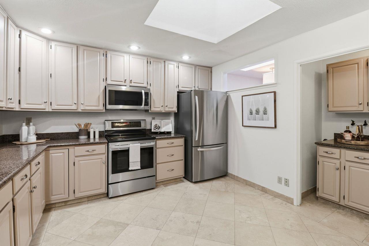 Detail Gallery Image 5 of 14 For 1152 Village Dr, Belmont,  CA 94002 - 3 Beds | 3/1 Baths