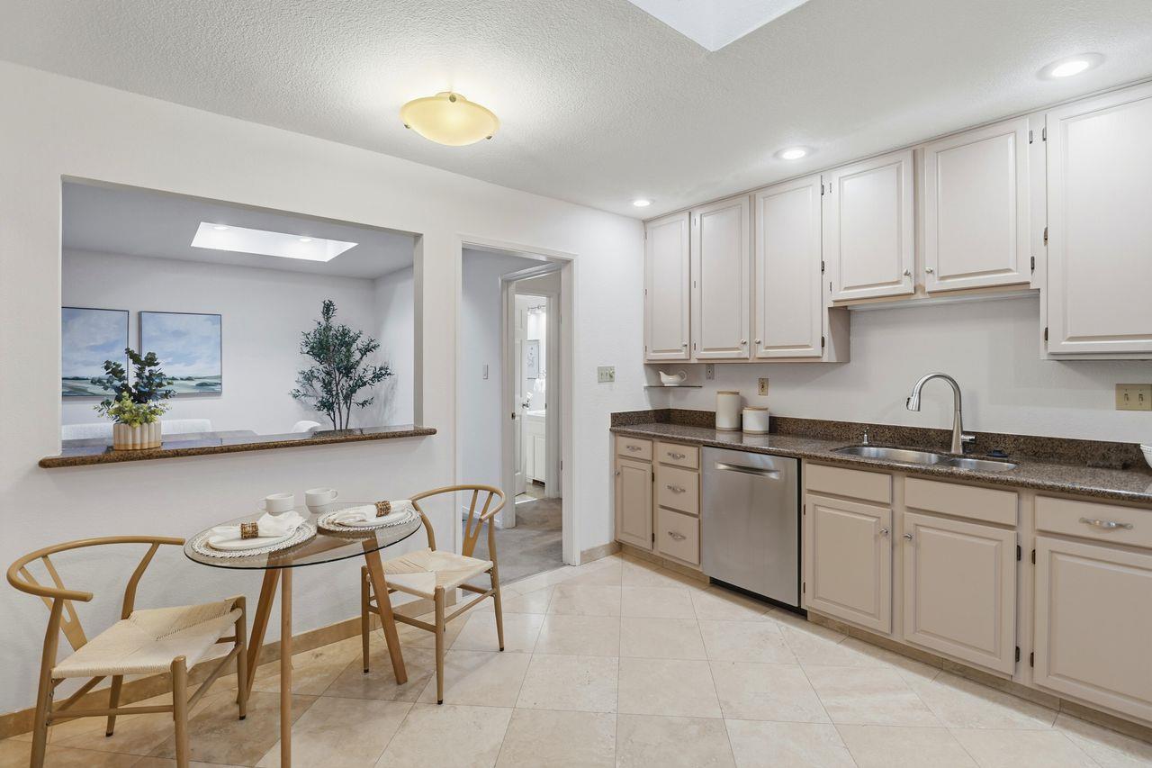 Detail Gallery Image 6 of 14 For 1152 Village Dr, Belmont,  CA 94002 - 3 Beds | 3/1 Baths