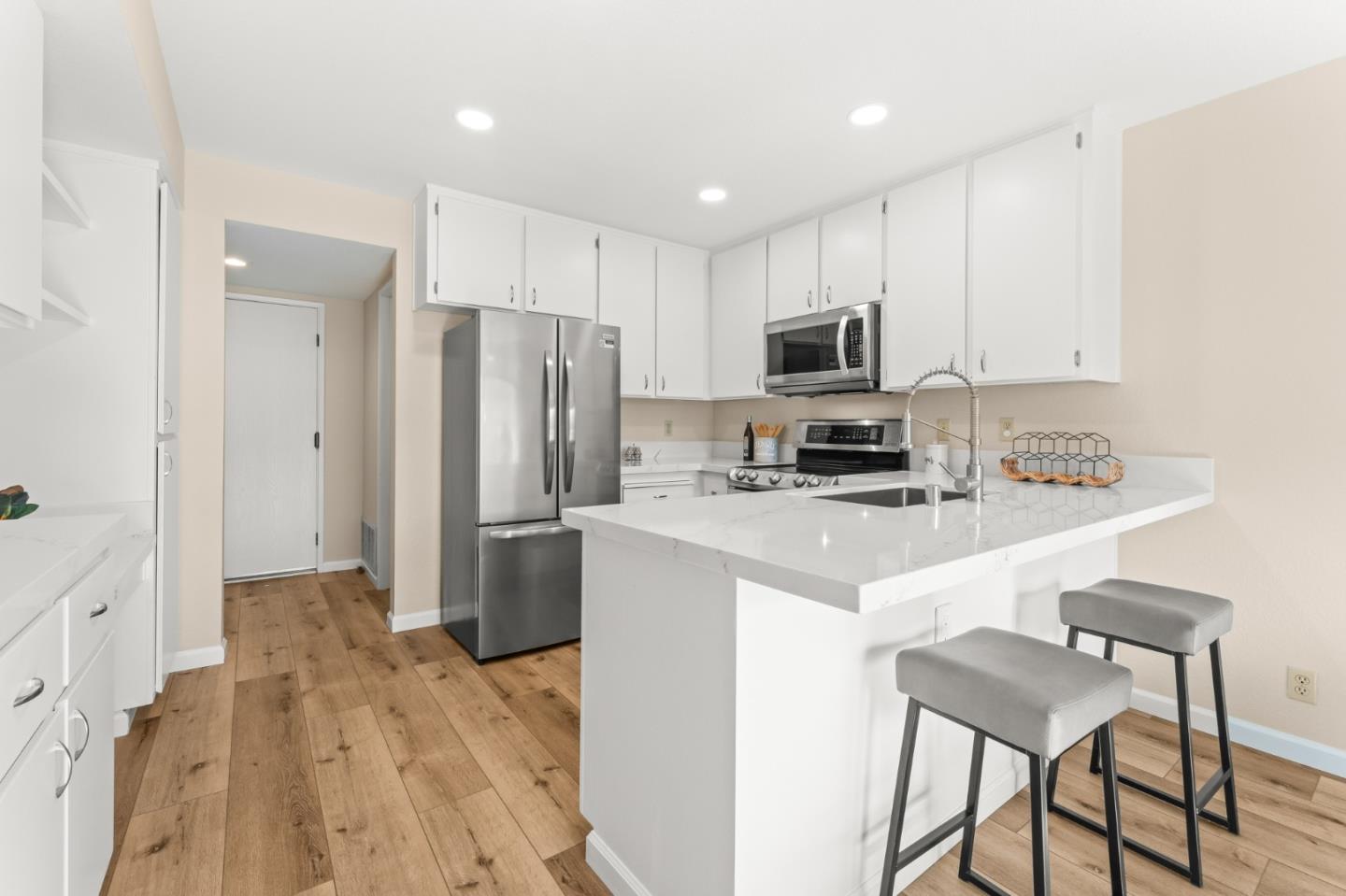 Detail Gallery Image 6 of 27 For 5404 Colony Park Cir, San Jose,  CA 95123 - 3 Beds | 1/1 Baths