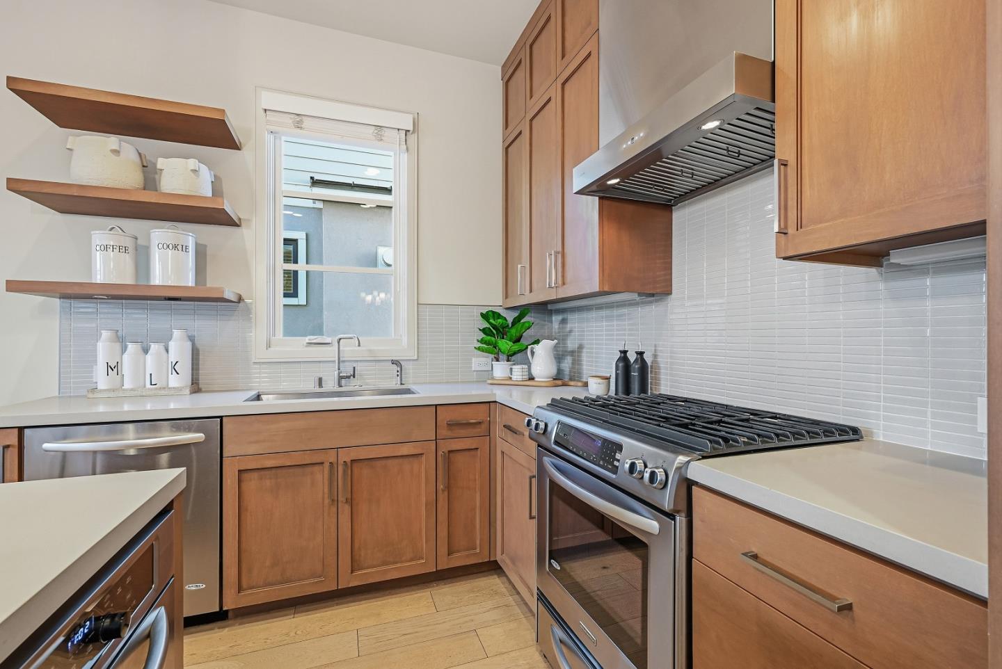 Detail Gallery Image 11 of 29 For 958 California St, Mountain View,  CA 94041 - 4 Beds | 2/1 Baths