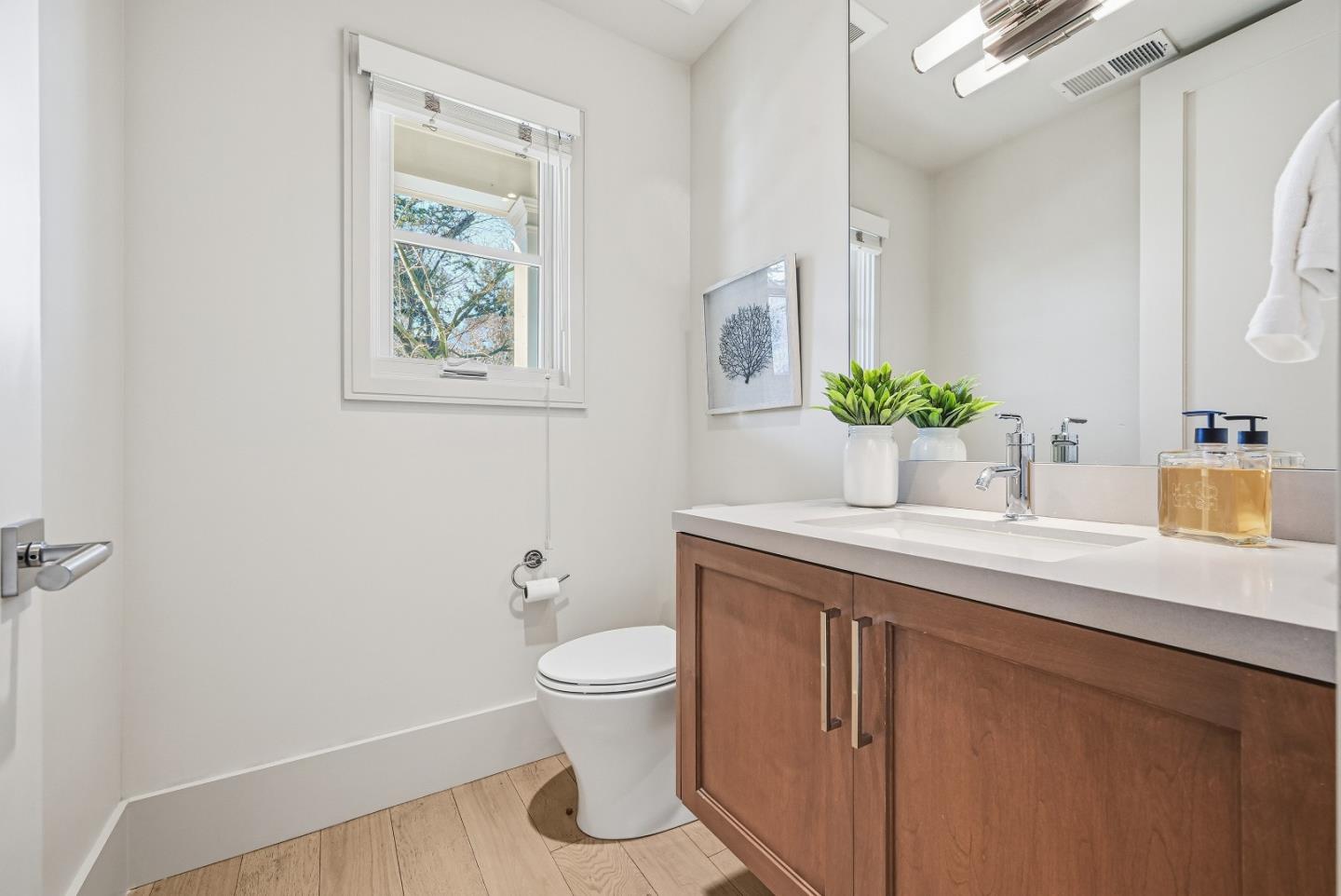 Detail Gallery Image 16 of 29 For 958 California St, Mountain View,  CA 94041 - 4 Beds | 2/1 Baths