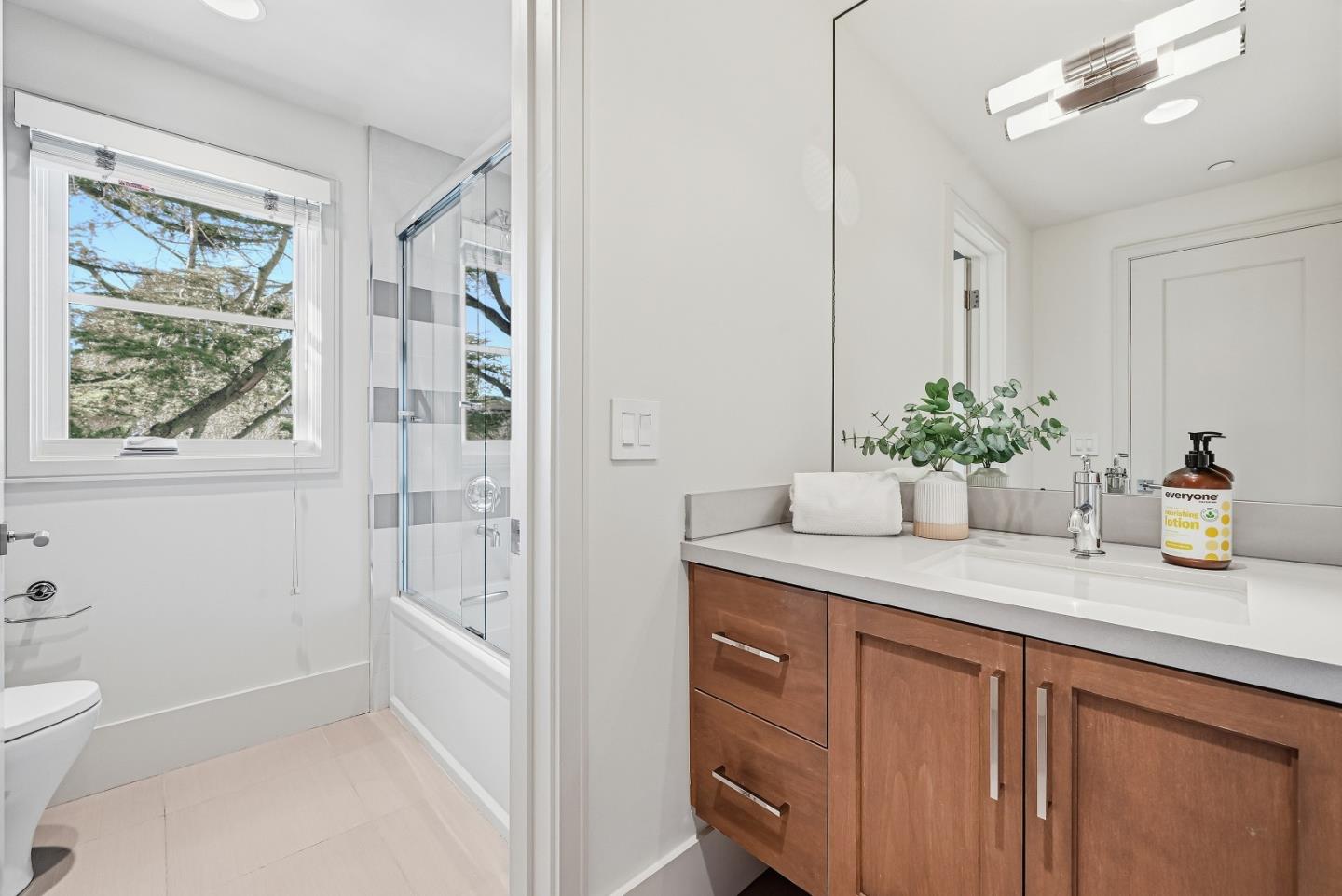 Detail Gallery Image 22 of 29 For 958 California St, Mountain View,  CA 94041 - 4 Beds | 2/1 Baths