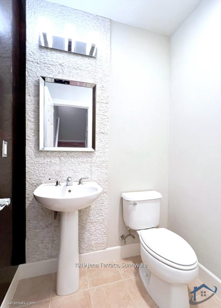 Detail Gallery Image 10 of 19 For 1019 Jena Ter, Sunnyvale,  CA 94089 - 2 Beds | 2/1 Baths