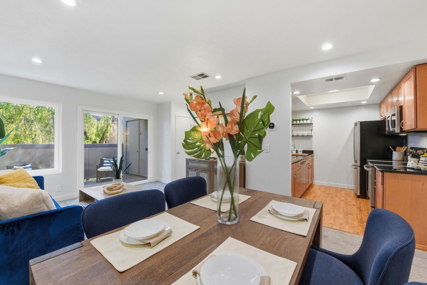 Detail Gallery Image 5 of 20 For 831 W California Ave #V,  Sunnyvale,  CA 94086 - 2 Beds | 1/1 Baths