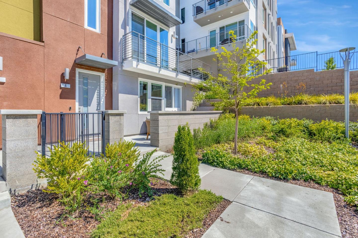 Detail Gallery Image 4 of 59 For 298 Agustin Narvaez St #6,  San Jose,  CA 95136 - 4 Beds | 3/1 Baths