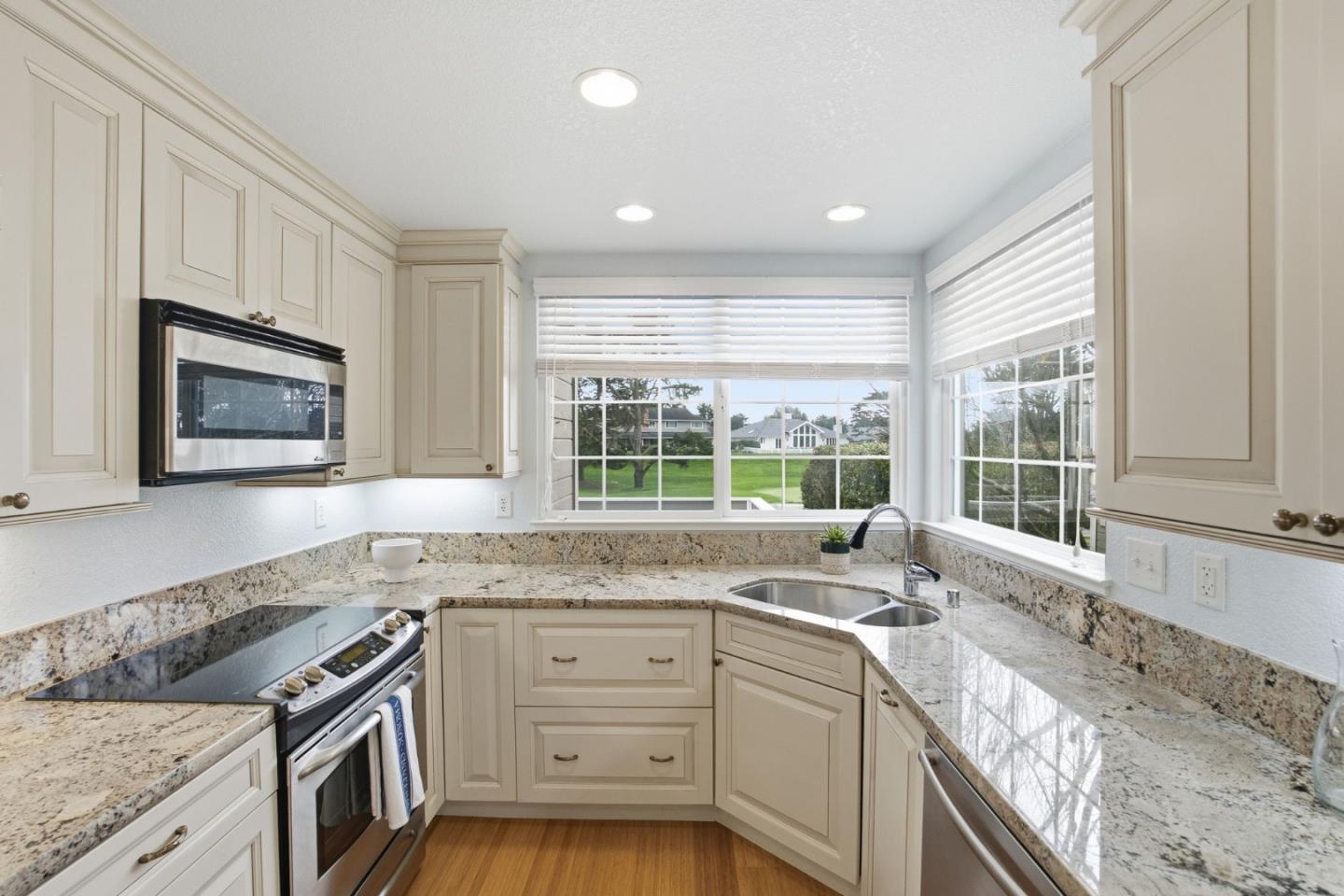 Detail Gallery Image 10 of 72 For 25 Merion Rd, Half Moon Bay,  CA 94019 - 3 Beds | 2/1 Baths