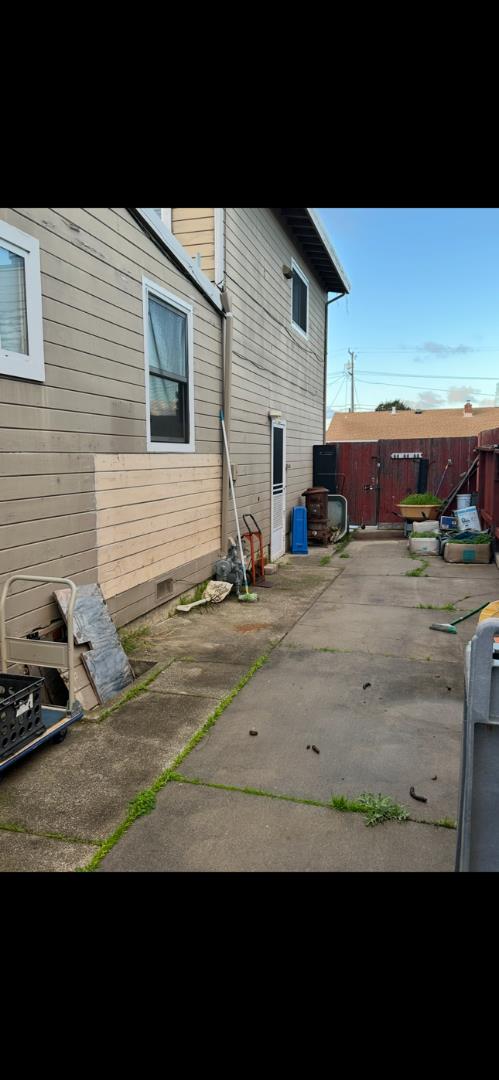 Detail Gallery Image 7 of 8 For 1852 Dale Ave, San Mateo,  CA 94401 - 4 Beds | 3 Baths