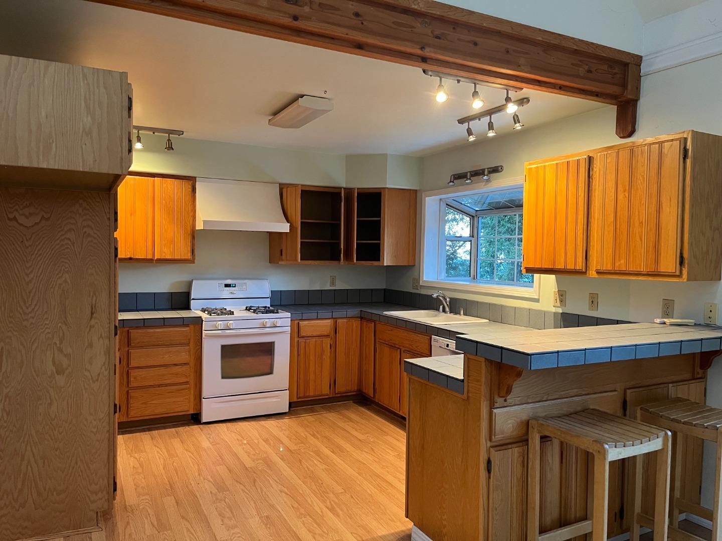 Detail Gallery Image 5 of 14 For 18165 Santa Ana Rd, Los Gatos,  CA 95033 - 2 Beds | 3 Baths