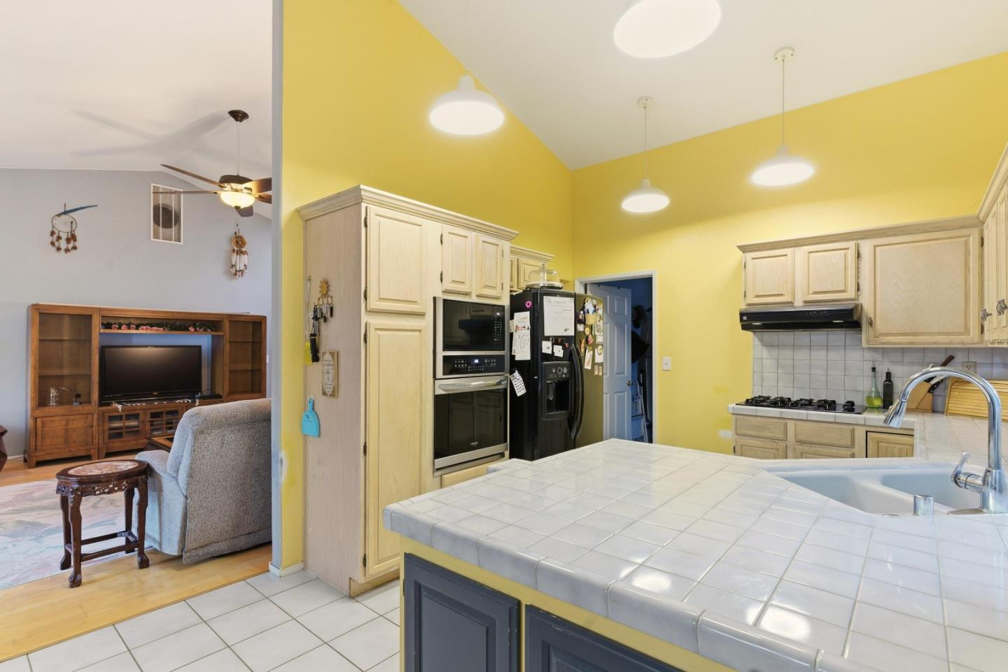 Detail Gallery Image 12 of 27 For 1521 Las Brisas Dr, Hollister,  CA 95023 - 3 Beds | 2 Baths