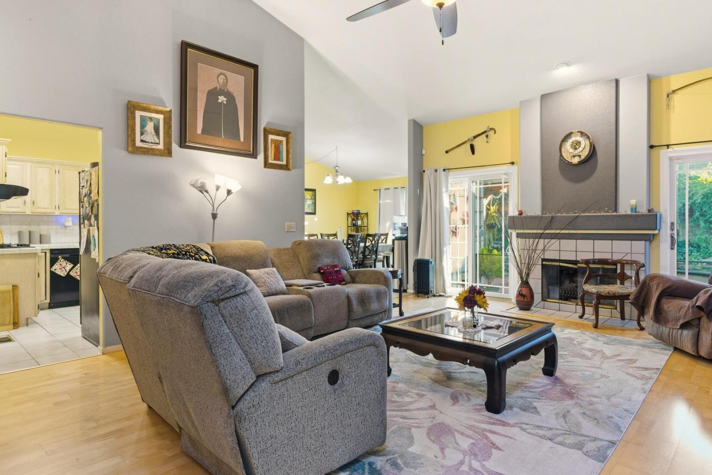 Detail Gallery Image 4 of 27 For 1521 Las Brisas Dr, Hollister,  CA 95023 - 3 Beds | 2 Baths