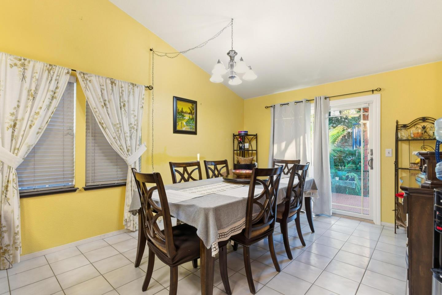 Detail Gallery Image 9 of 27 For 1521 Las Brisas Dr, Hollister,  CA 95023 - 3 Beds | 2 Baths