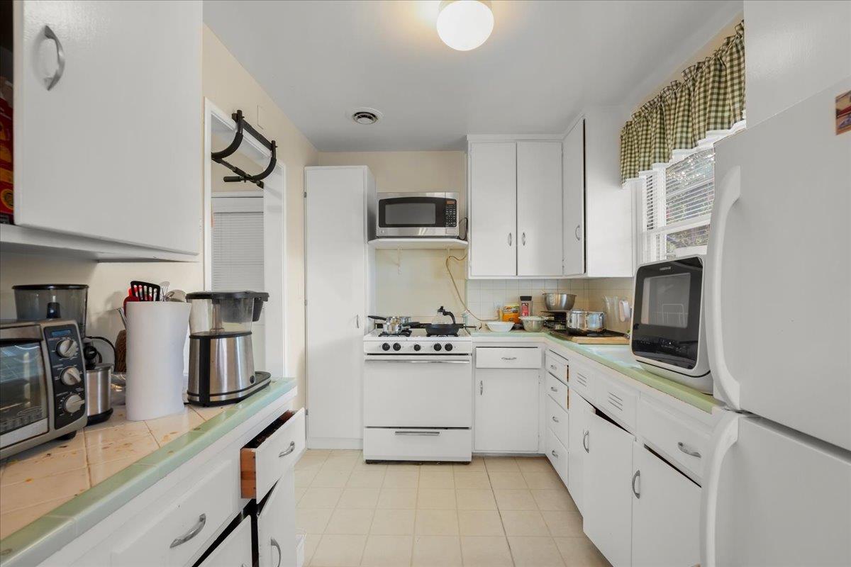 Detail Gallery Image 17 of 22 For 2745 Byron St, Palo Alto,  CA 94306 - – Beds | – Baths