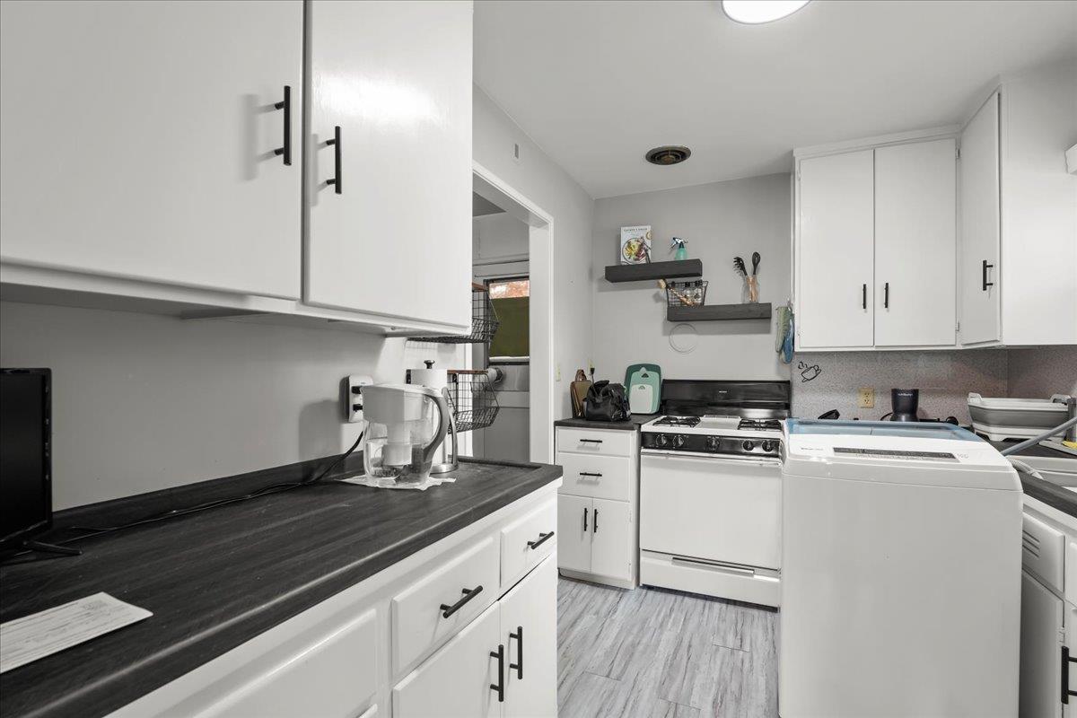 Detail Gallery Image 9 of 22 For 2745 Byron St, Palo Alto,  CA 94306 - – Beds | – Baths