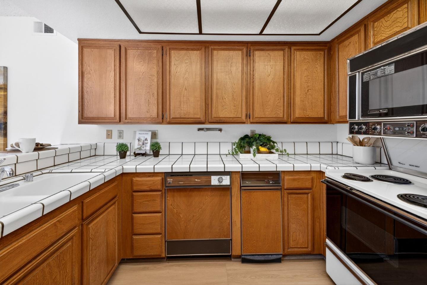 Detail Gallery Image 16 of 51 For 2487 Redbud Ct, San Jose,  CA 95128 - 3 Beds | 2 Baths