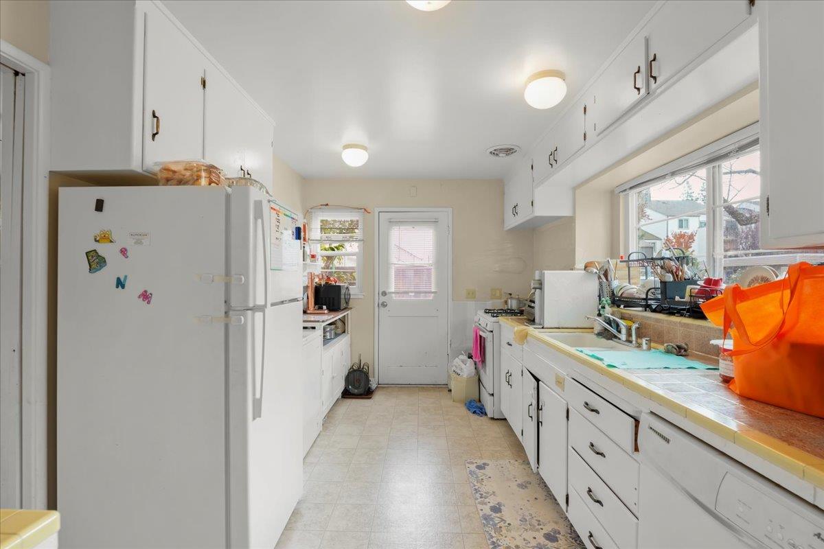 Detail Gallery Image 4 of 21 For 2735 Byron St, Palo Alto,  CA 94306 - – Beds | – Baths