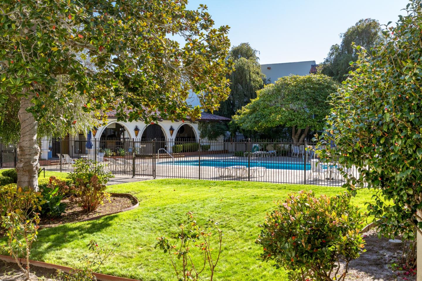 Detail Gallery Image 16 of 20 For 500 Glenwood Cir #120,  Monterey,  CA 93940 - 1 Beds | 1 Baths