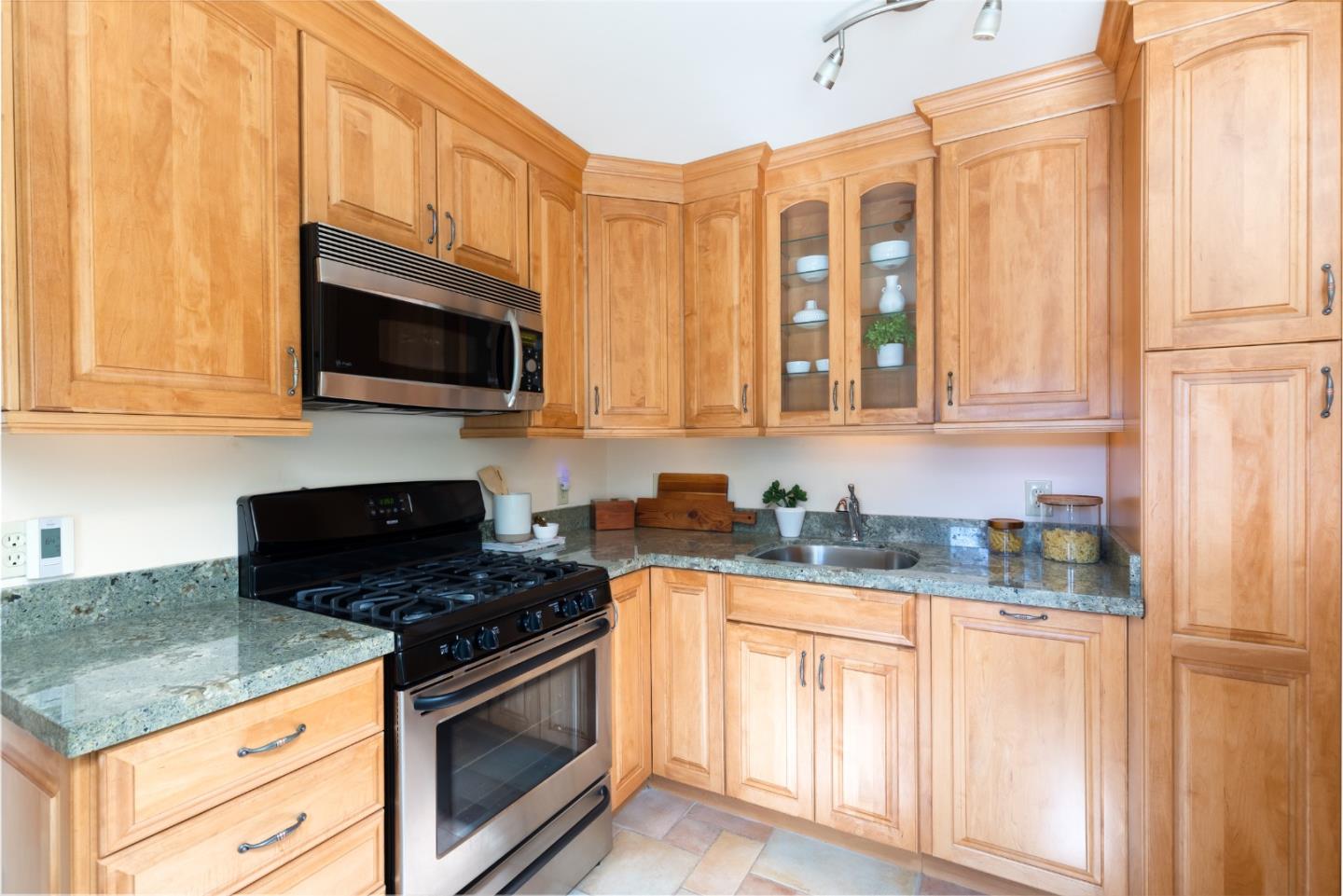 Detail Gallery Image 8 of 20 For 500 Glenwood Cir #120,  Monterey,  CA 93940 - 1 Beds | 1 Baths