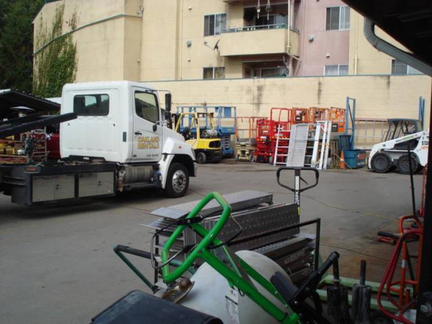 Detail Gallery Image 4 of 7 For 2969 Macarthur Blvd, Oakland,  CA 94602 - – Beds | – Baths