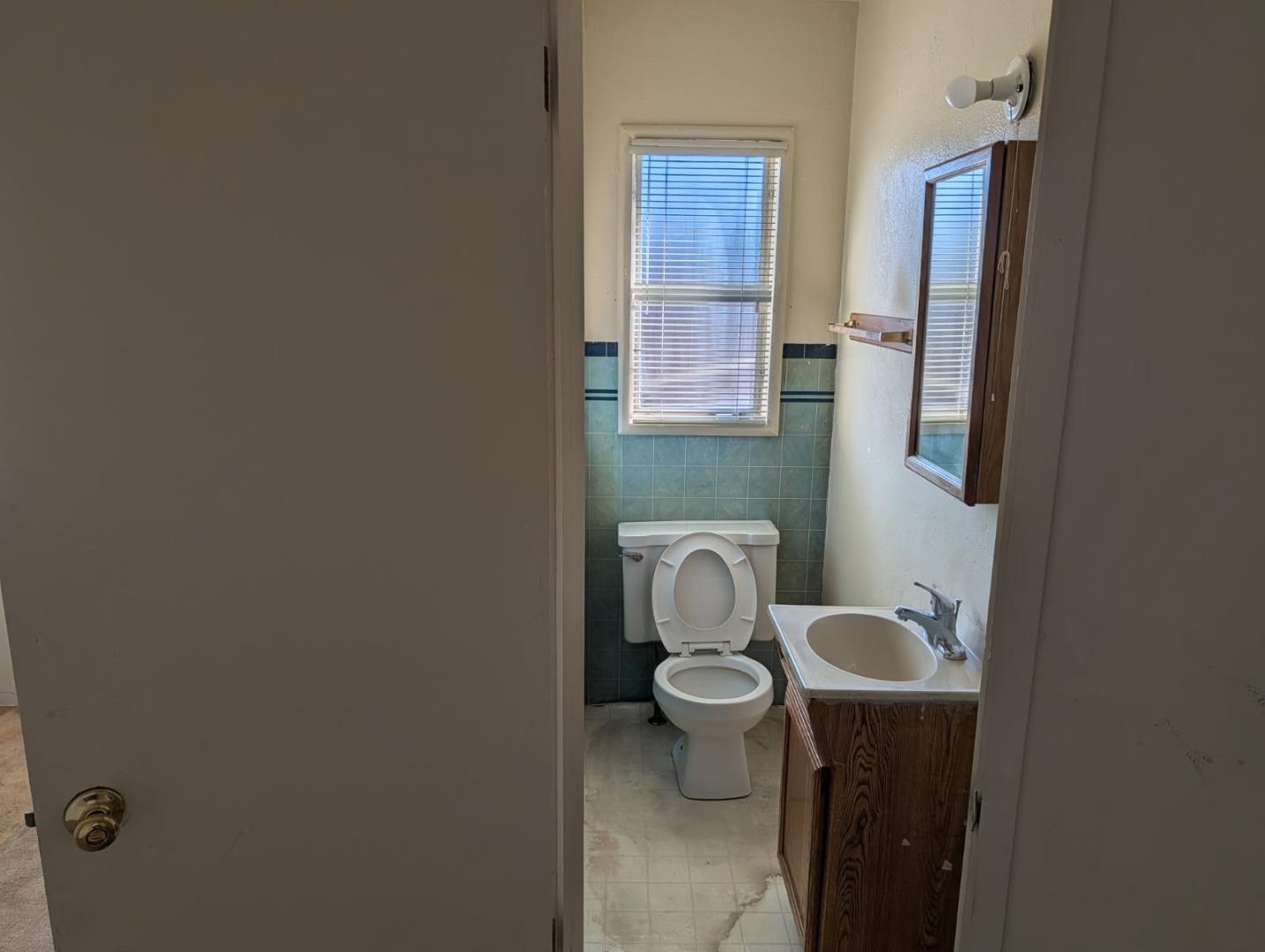 Detail Gallery Image 3 of 14 For 1141 Hiller St, Belmont,  CA 94002 - 3 Beds | 1/1 Baths