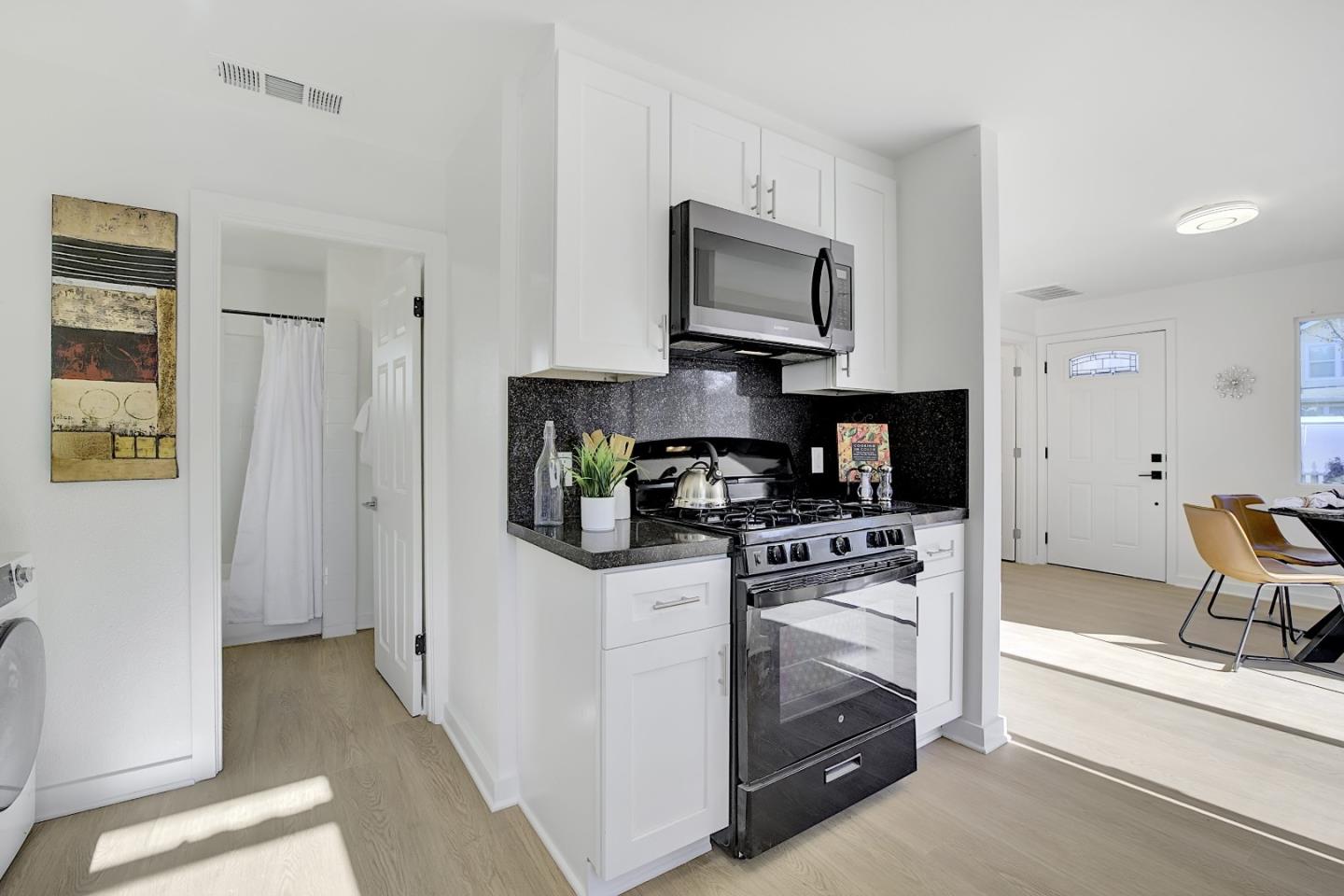 Detail Gallery Image 10 of 39 For 216 Mountain View Ave, Mountain View,  CA 94041 - 5 Beds | 5 Baths