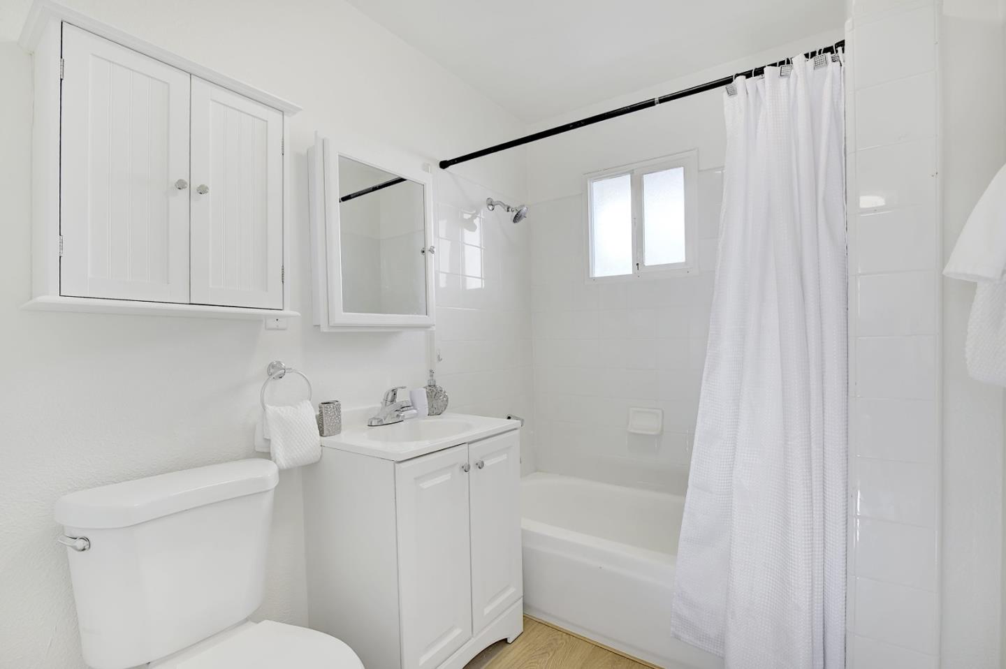 Detail Gallery Image 14 of 39 For 216 Mountain View Ave, Mountain View,  CA 94041 - 5 Beds | 5 Baths