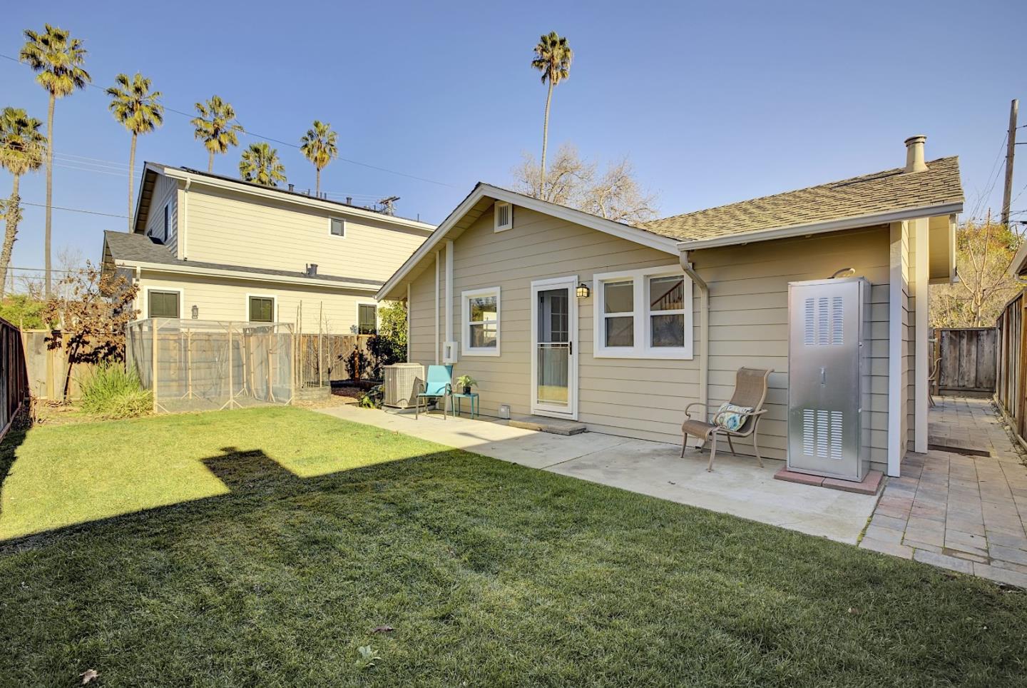 Detail Gallery Image 21 of 39 For 216 Mountain View Ave, Mountain View,  CA 94041 - 5 Beds | 5 Baths