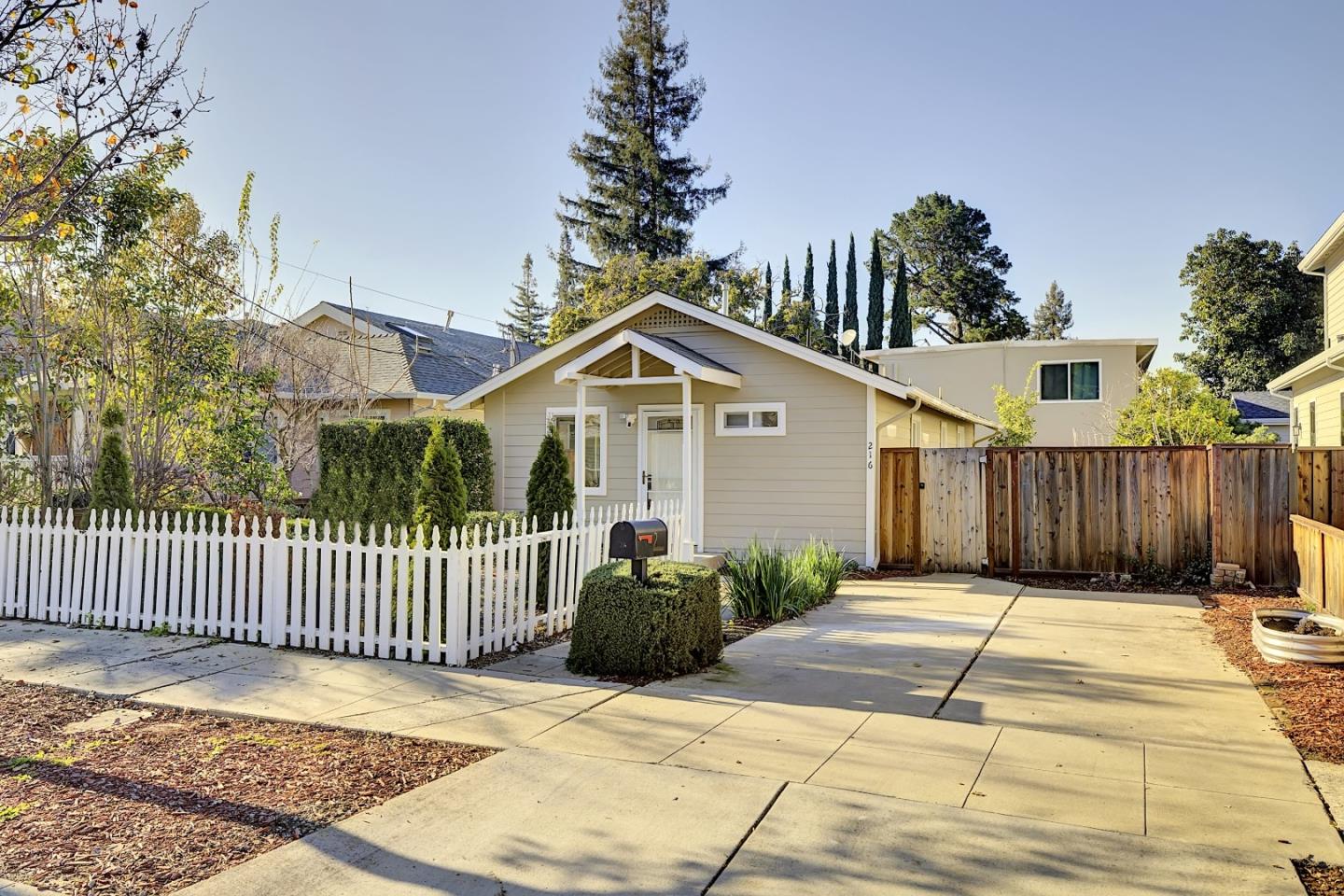 Detail Gallery Image 23 of 39 For 216 Mountain View Ave, Mountain View,  CA 94041 - 5 Beds | 5 Baths