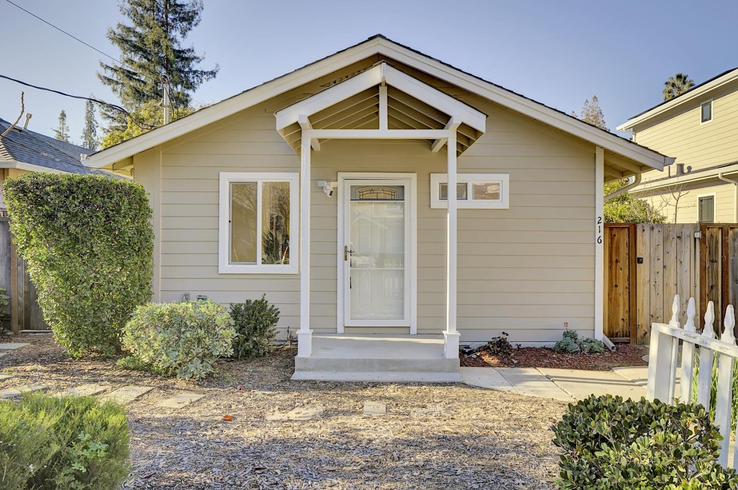 Detail Gallery Image 24 of 39 For 216 Mountain View Ave, Mountain View,  CA 94041 - 5 Beds | 5 Baths