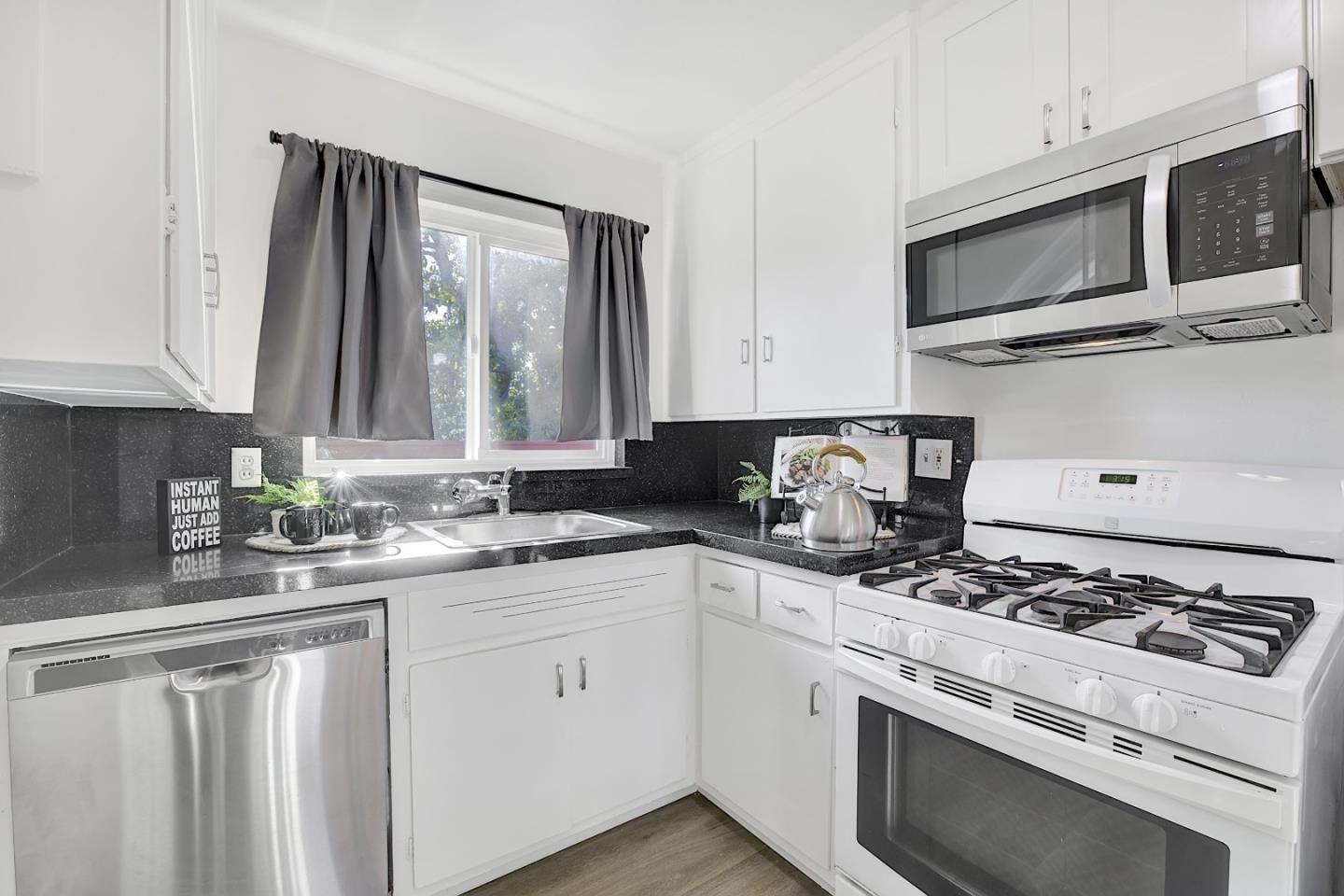 Detail Gallery Image 28 of 39 For 216 Mountain View Ave, Mountain View,  CA 94041 - 5 Beds | 5 Baths