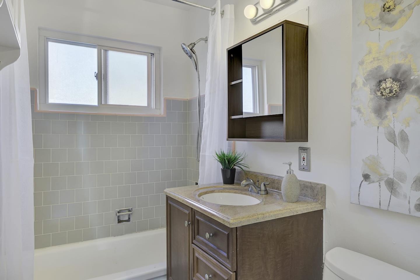 Detail Gallery Image 32 of 39 For 216 Mountain View Ave, Mountain View,  CA 94041 - 5 Beds | 5 Baths