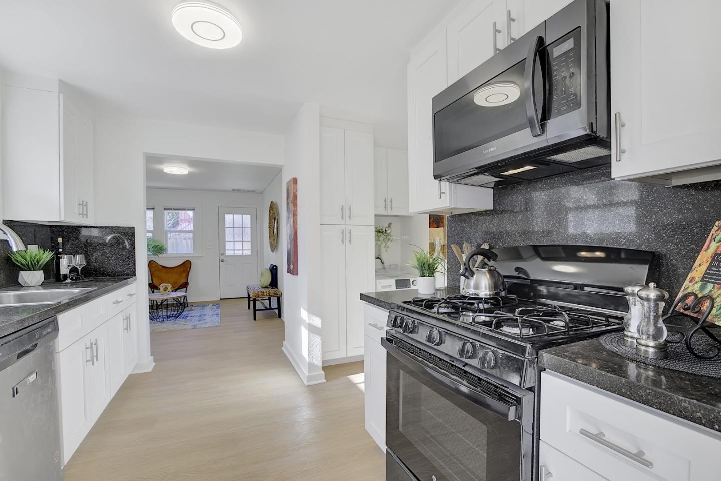 Detail Gallery Image 7 of 39 For 216 Mountain View Ave, Mountain View,  CA 94041 - 5 Beds | 5 Baths