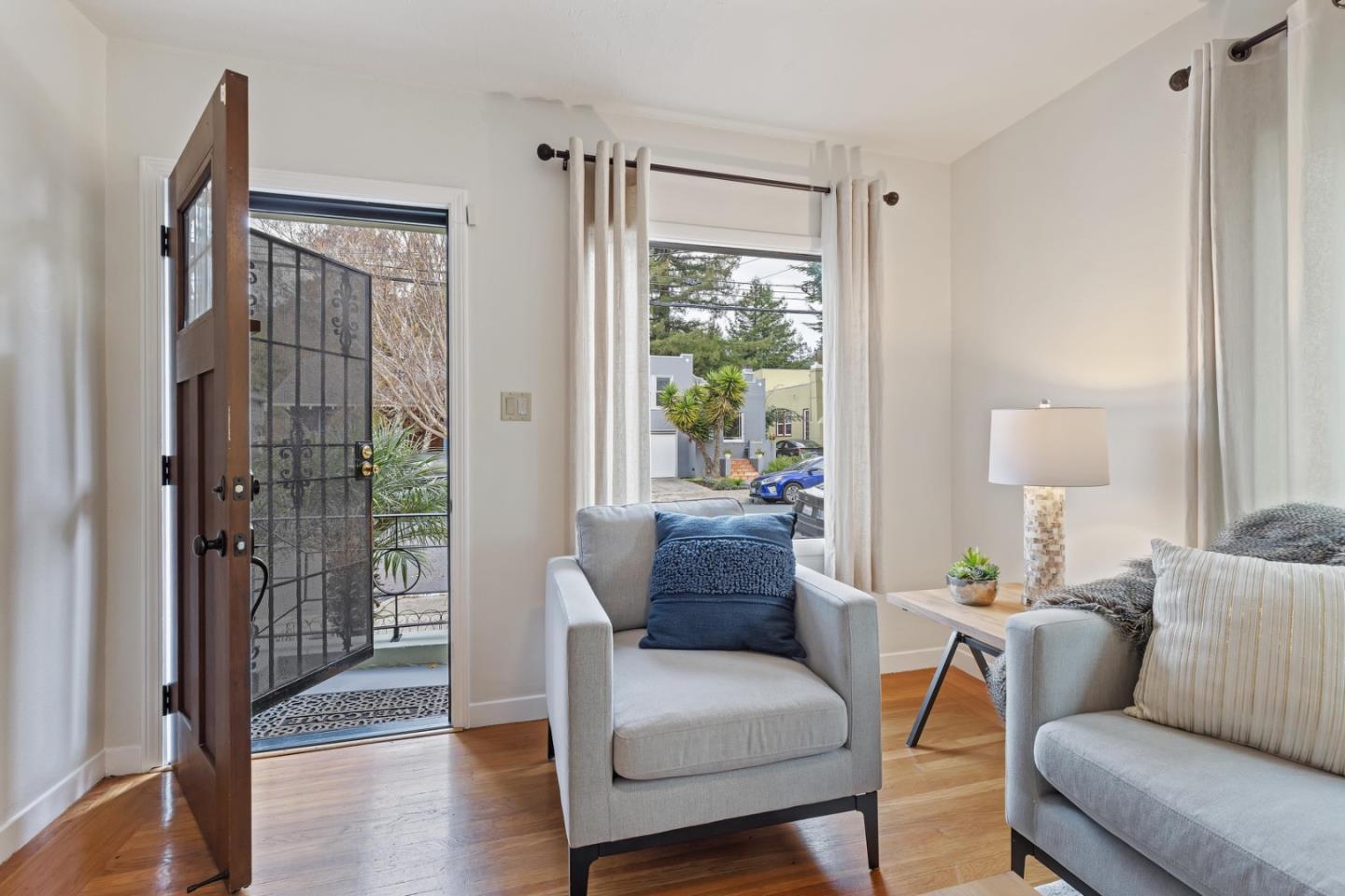 Detail Gallery Image 4 of 34 For 4131 Bayo St, Oakland,  CA 94619 - 2 Beds | 1 Baths