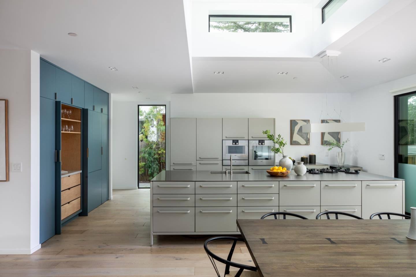 Detail Gallery Image 4 of 17 For 812 Woodland Ave, Menlo Park,  CA 94025 - 4 Beds | 4 Baths