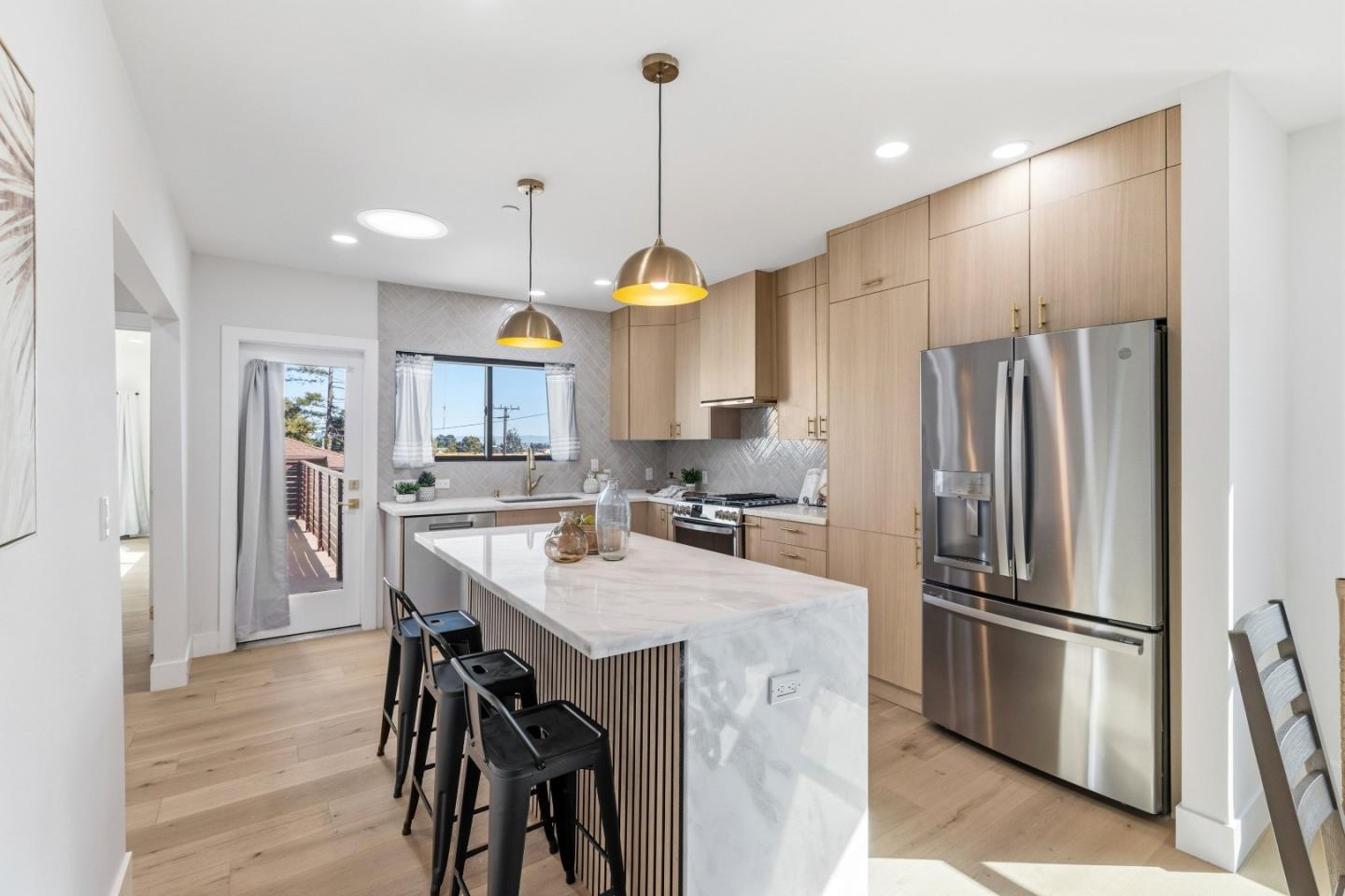 Detail Gallery Image 14 of 37 For 895 Laurel Ave, Belmont,  CA 94002 - 4 Beds | 3 Baths