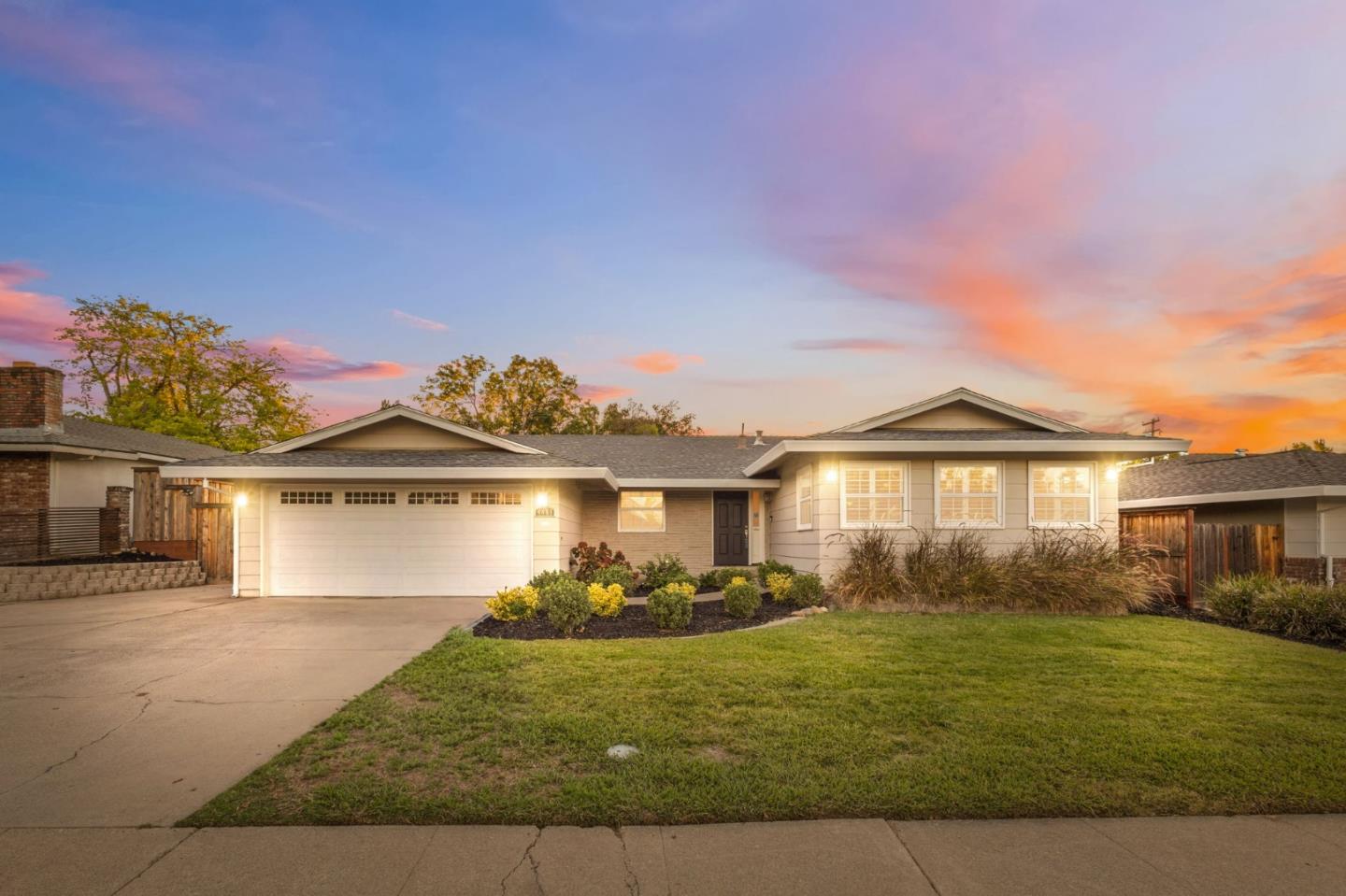 Detail Gallery Image 3 of 41 For 4451 Stoney Way, Carmichael,  CA 95608 - 3 Beds | 2 Baths