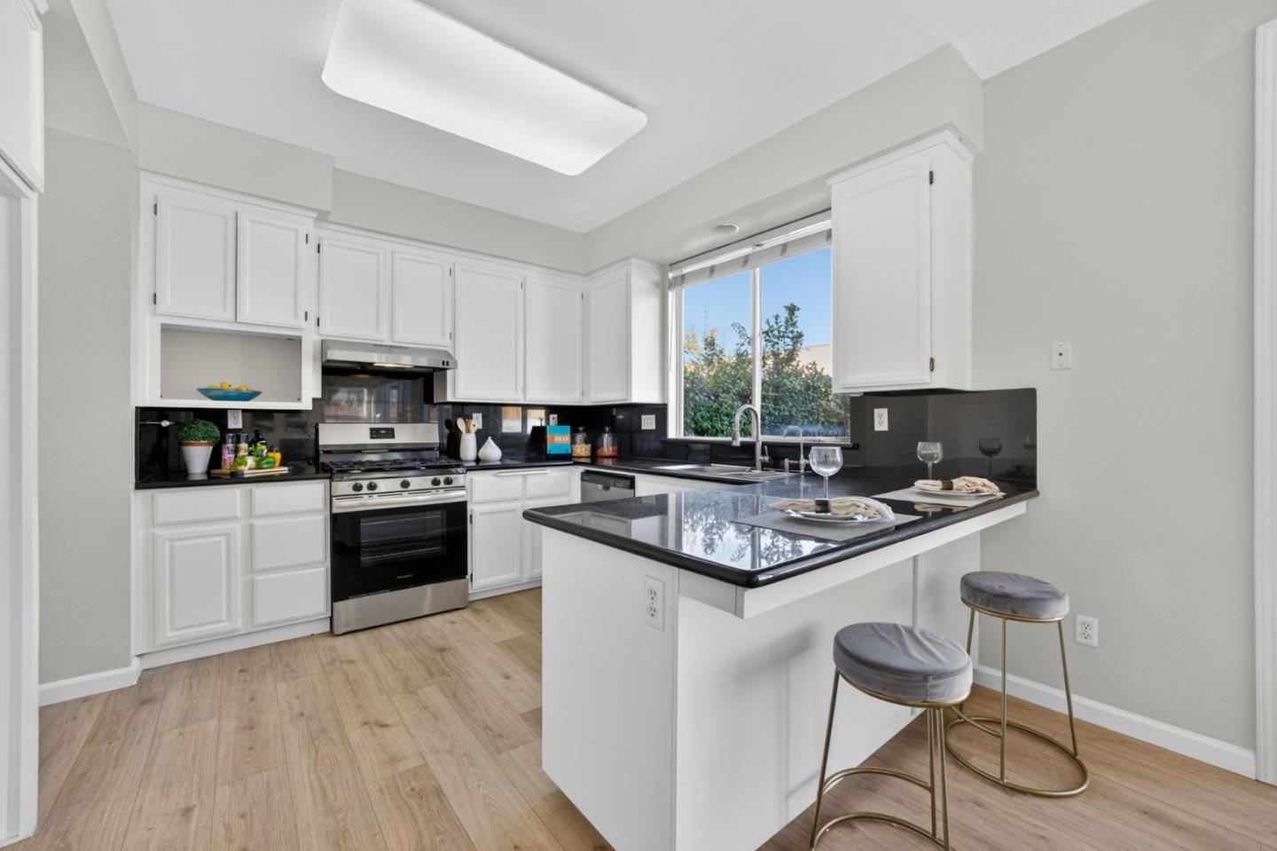 Detail Gallery Image 14 of 41 For 2955 Vineyard Park Dr, San Jose,  CA 95148 - 4 Beds | 2/1 Baths