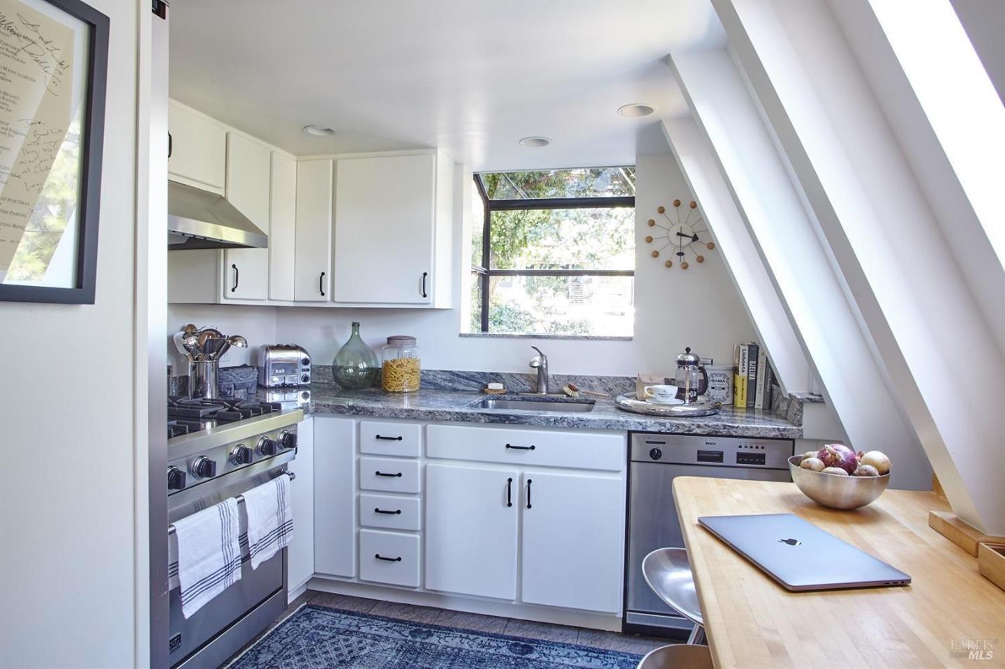 Detail Gallery Image 14 of 15 For 75 Crescent Ave, Sausalito,  CA 94965 - 2 Beds | 2 Baths