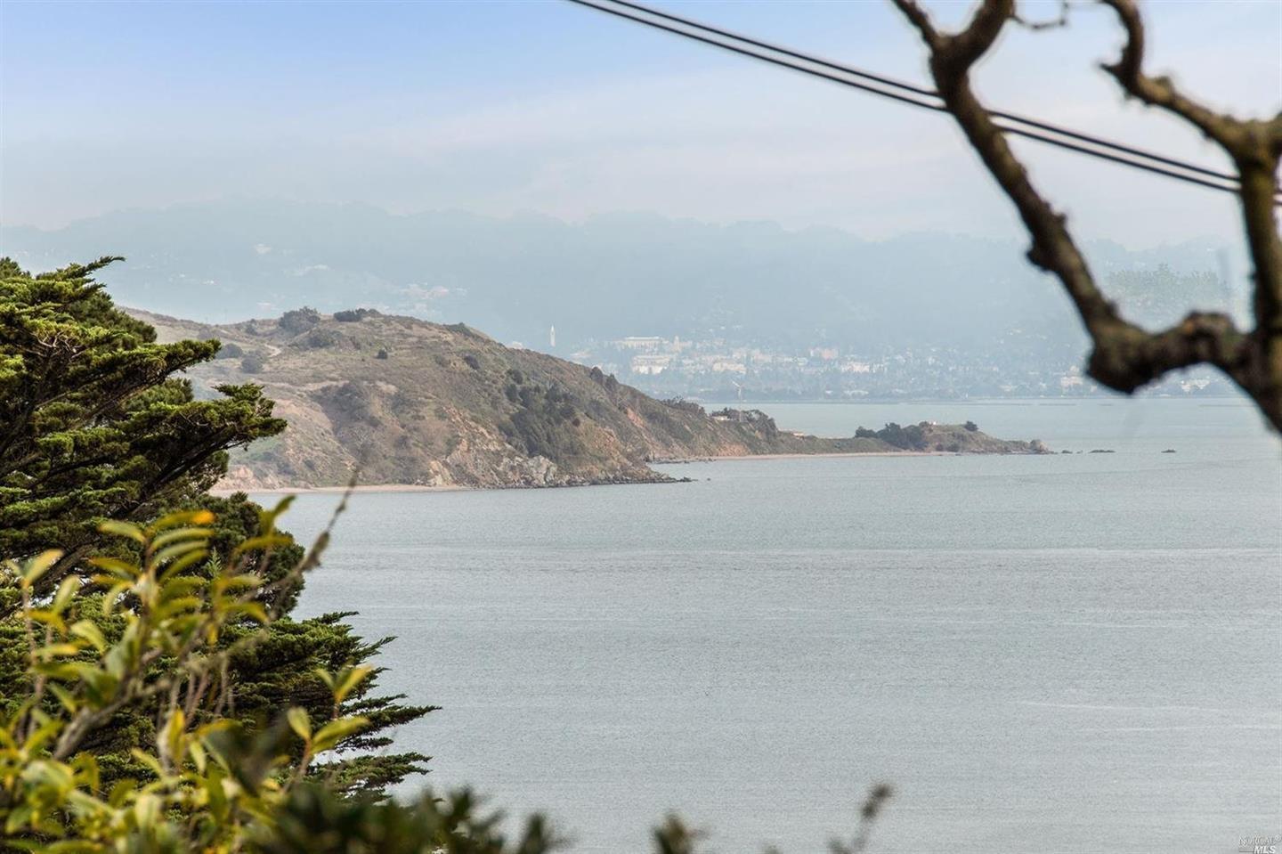 Detail Gallery Image 3 of 15 For 75 Crescent Ave, Sausalito,  CA 94965 - 2 Beds | 2 Baths