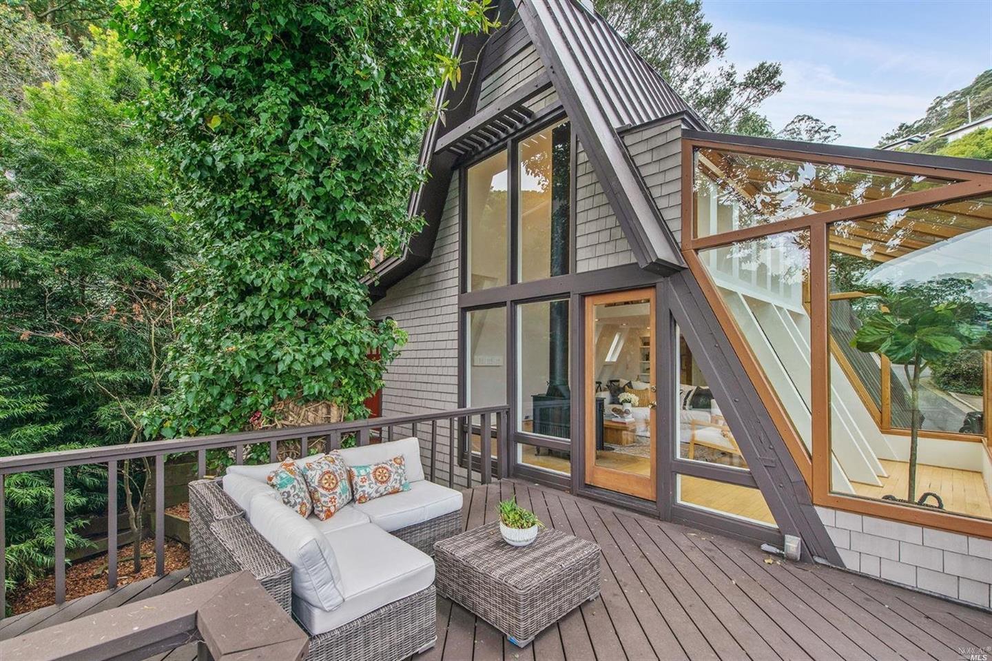 Detail Gallery Image 4 of 15 For 75 Crescent Ave, Sausalito,  CA 94965 - 2 Beds | 2 Baths